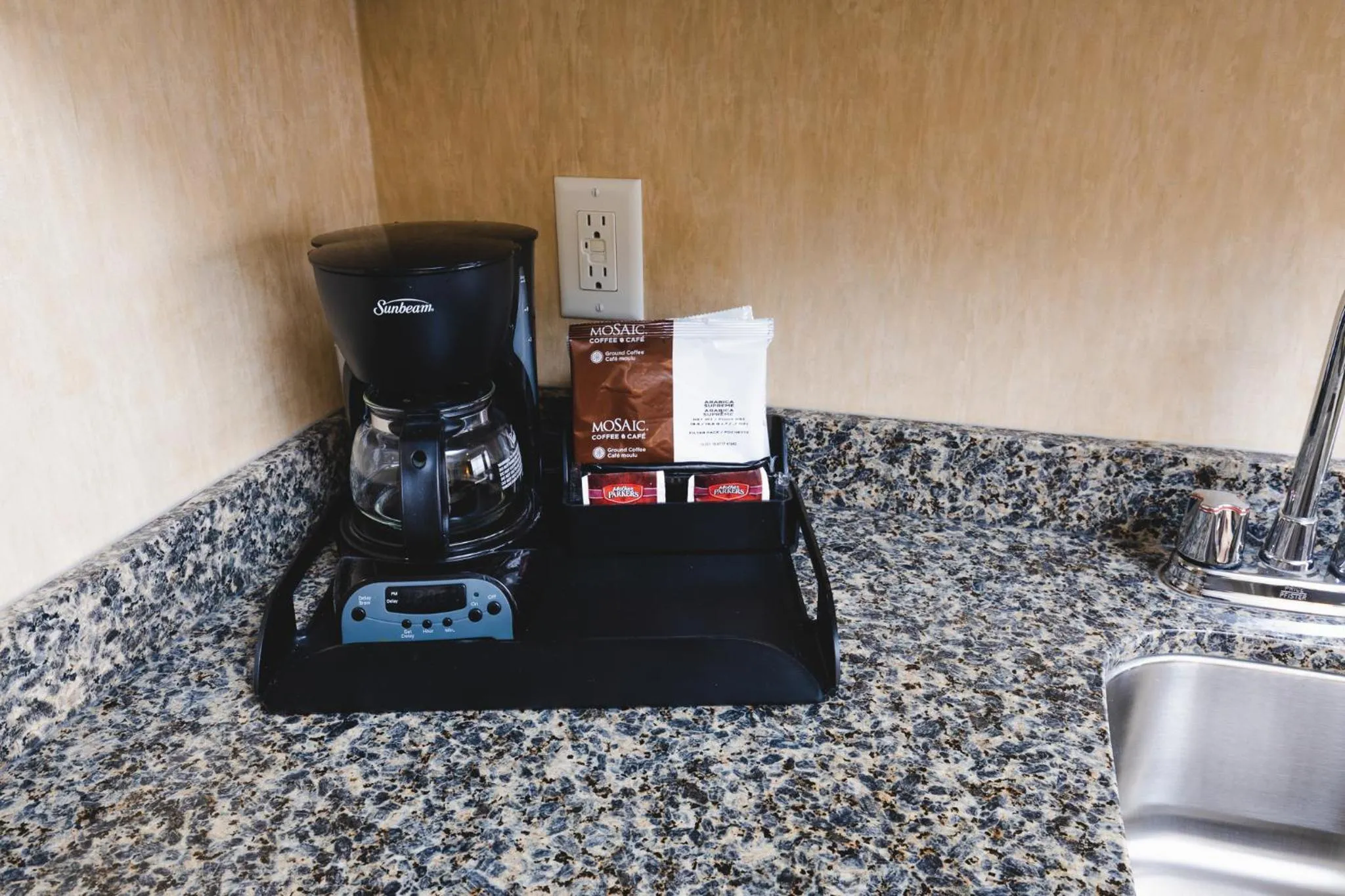 Coffee/tea facilities in Redwood Inn & Suites