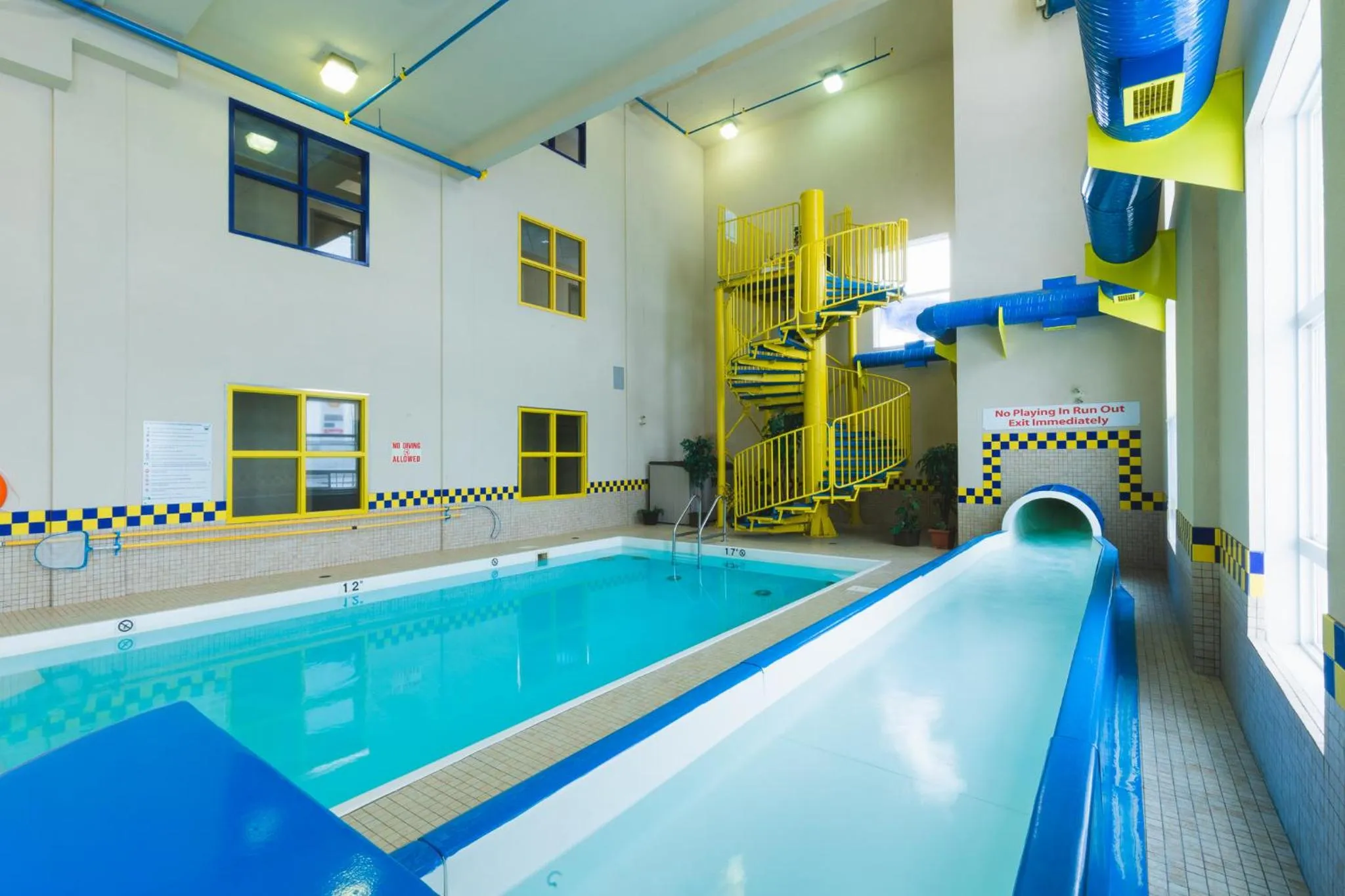 Property building in Redwood Inn & Suites