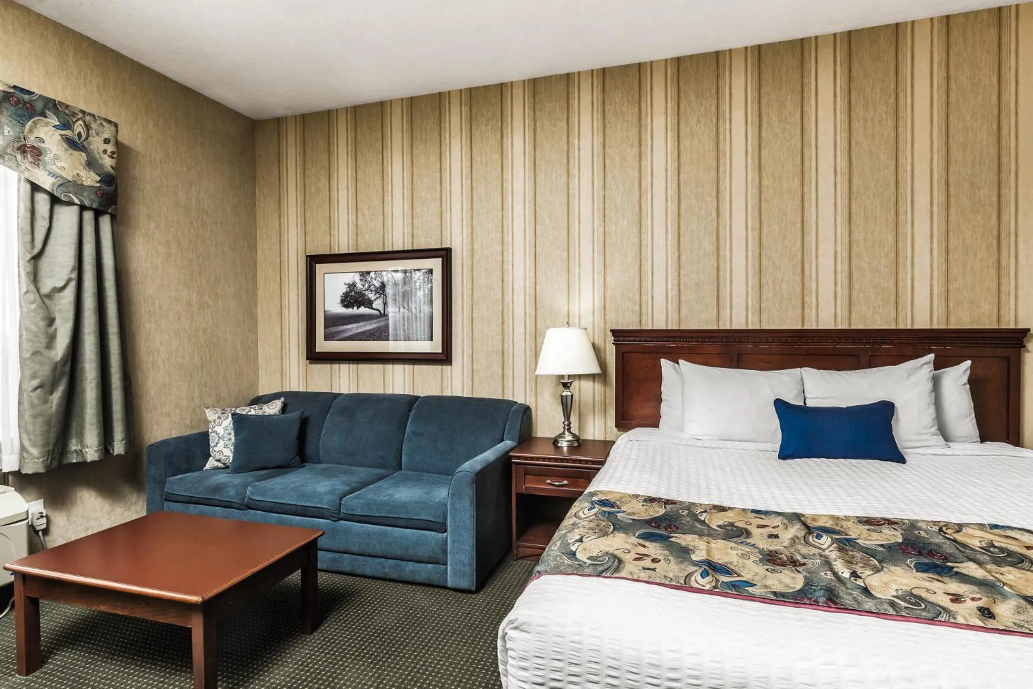 Guests, Bed in Redwood Inn & Suites