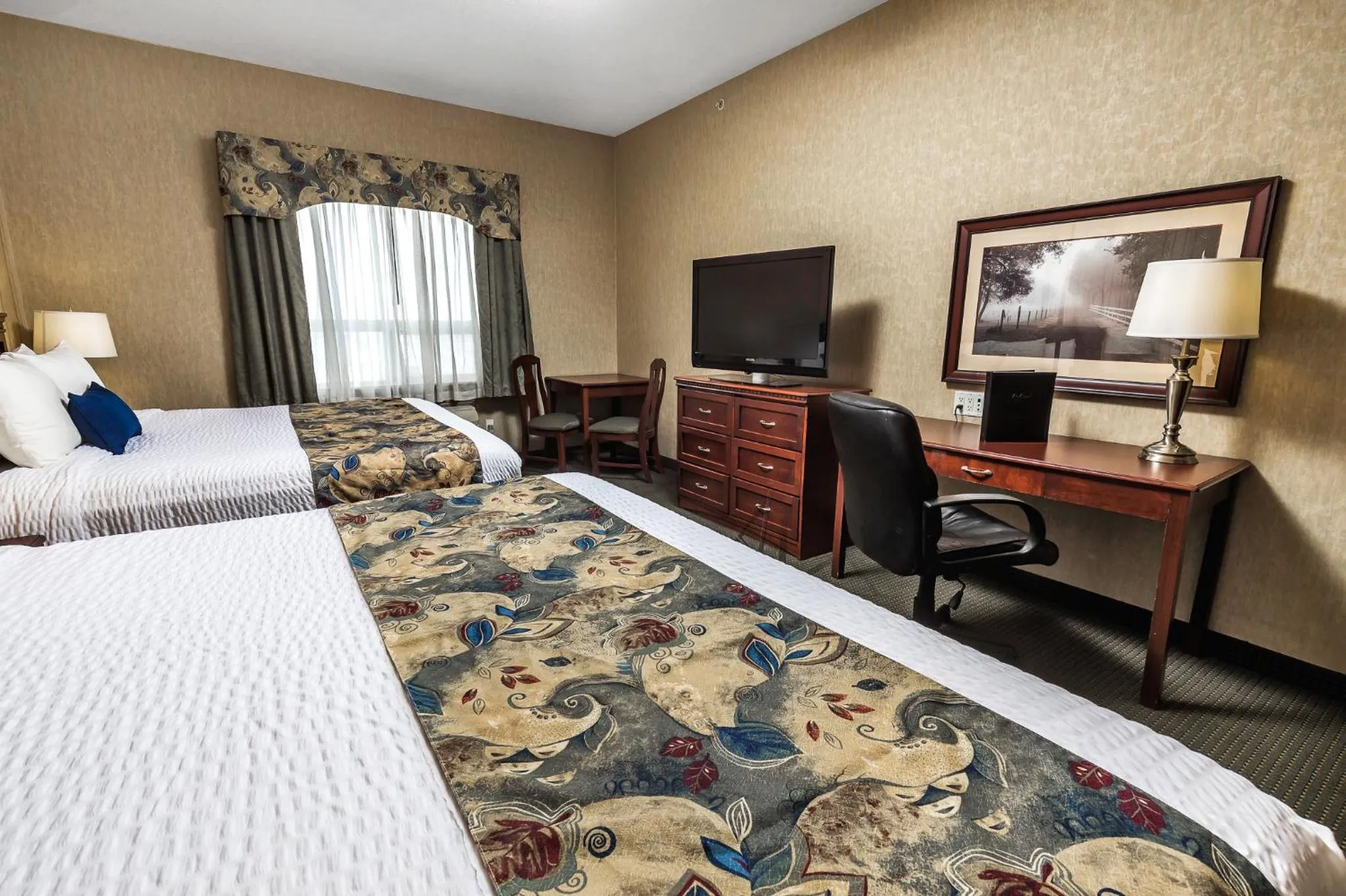 Guests, Bed in Redwood Inn & Suites