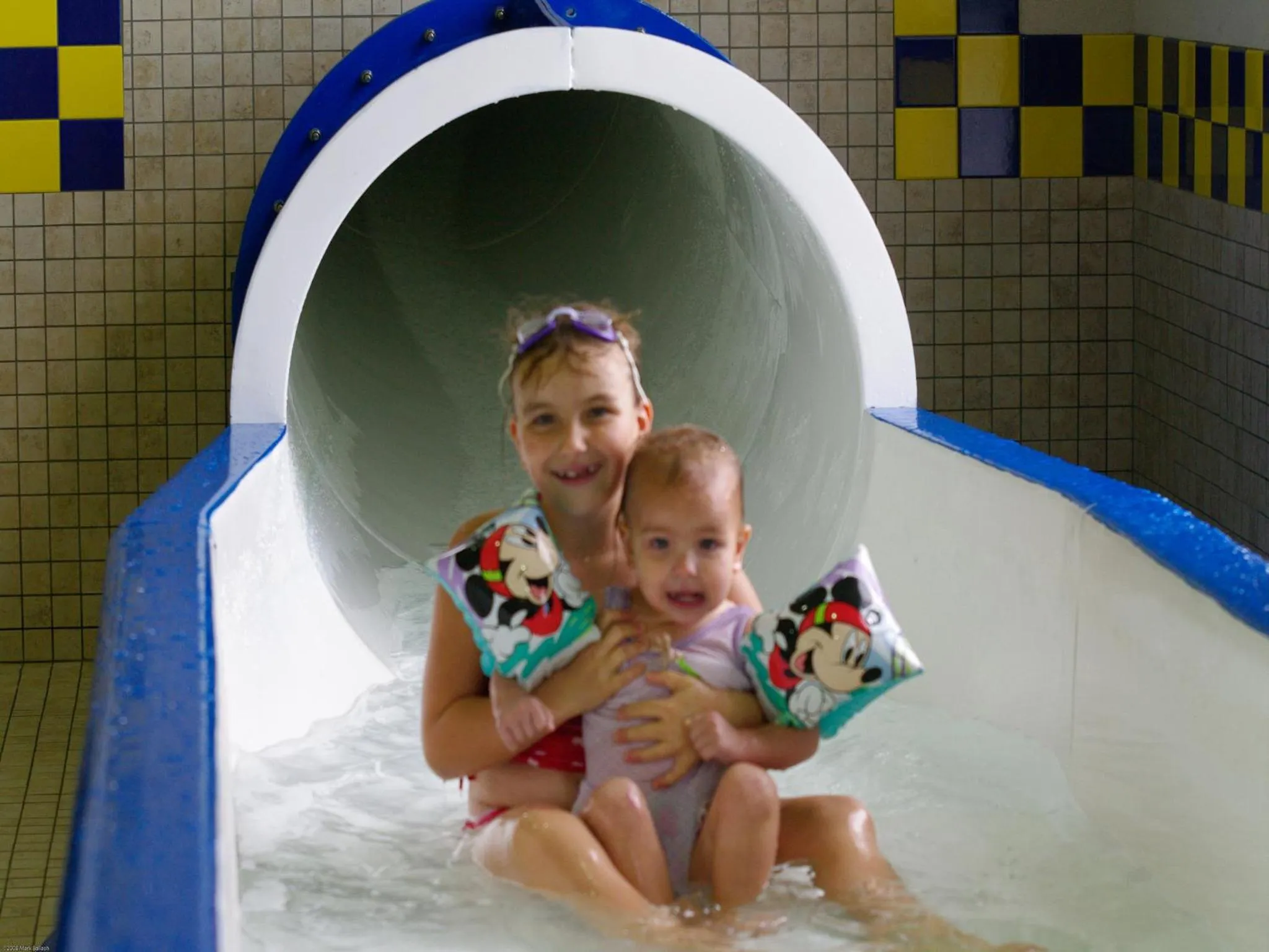 Swimming pool in Redwood Inn & Suites