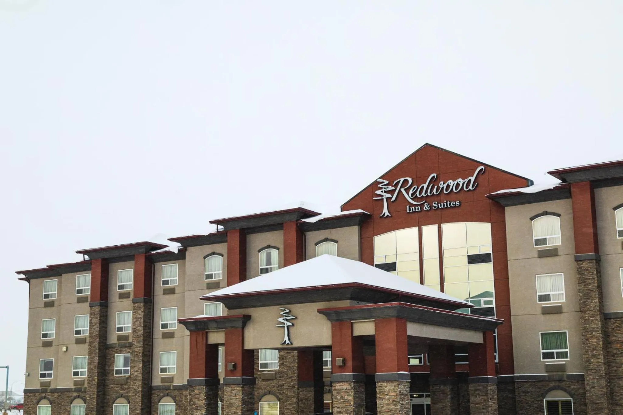 Property building in Redwood Inn & Suites