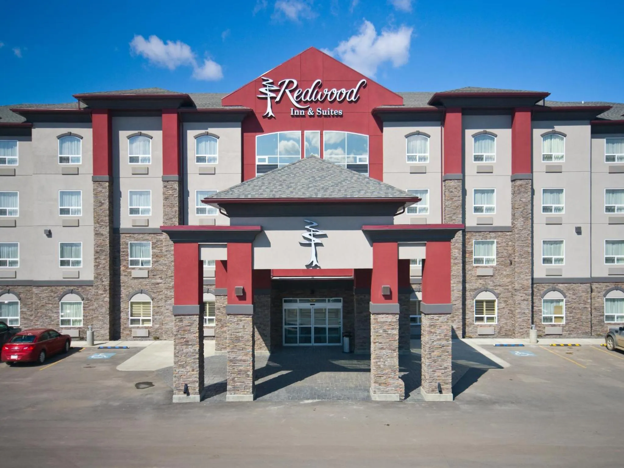 Facade/entrance in Redwood Inn & Suites