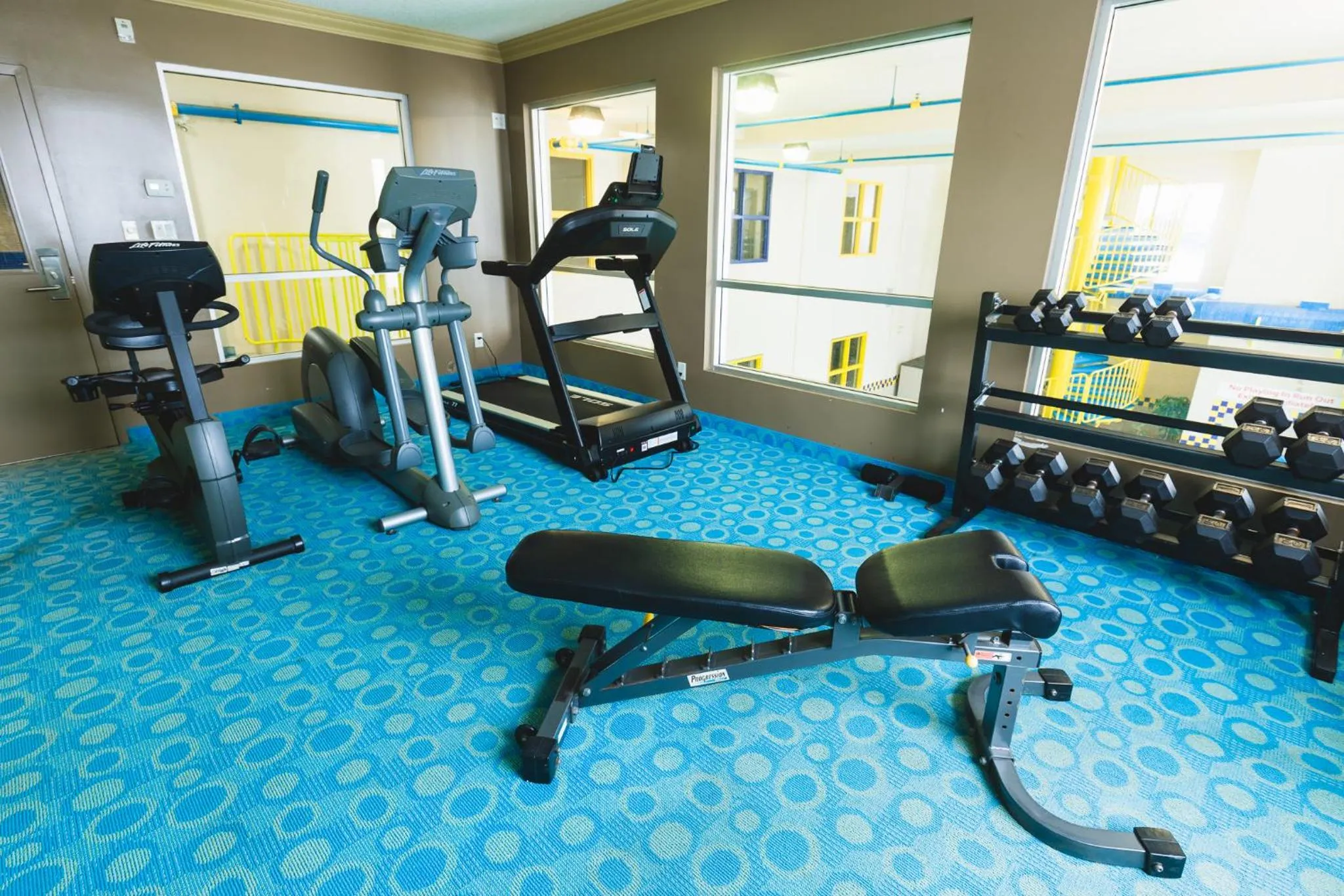 Fitness centre/facilities in Redwood Inn & Suites