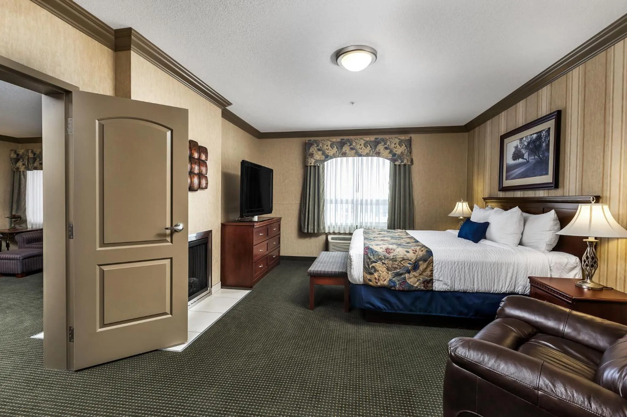 Guests, Bed in Redwood Inn & Suites