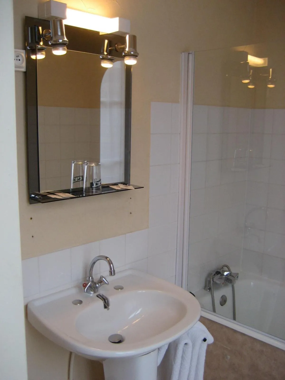 Bathroom in Logis Hotel Restaurant Le Cheval Blanc