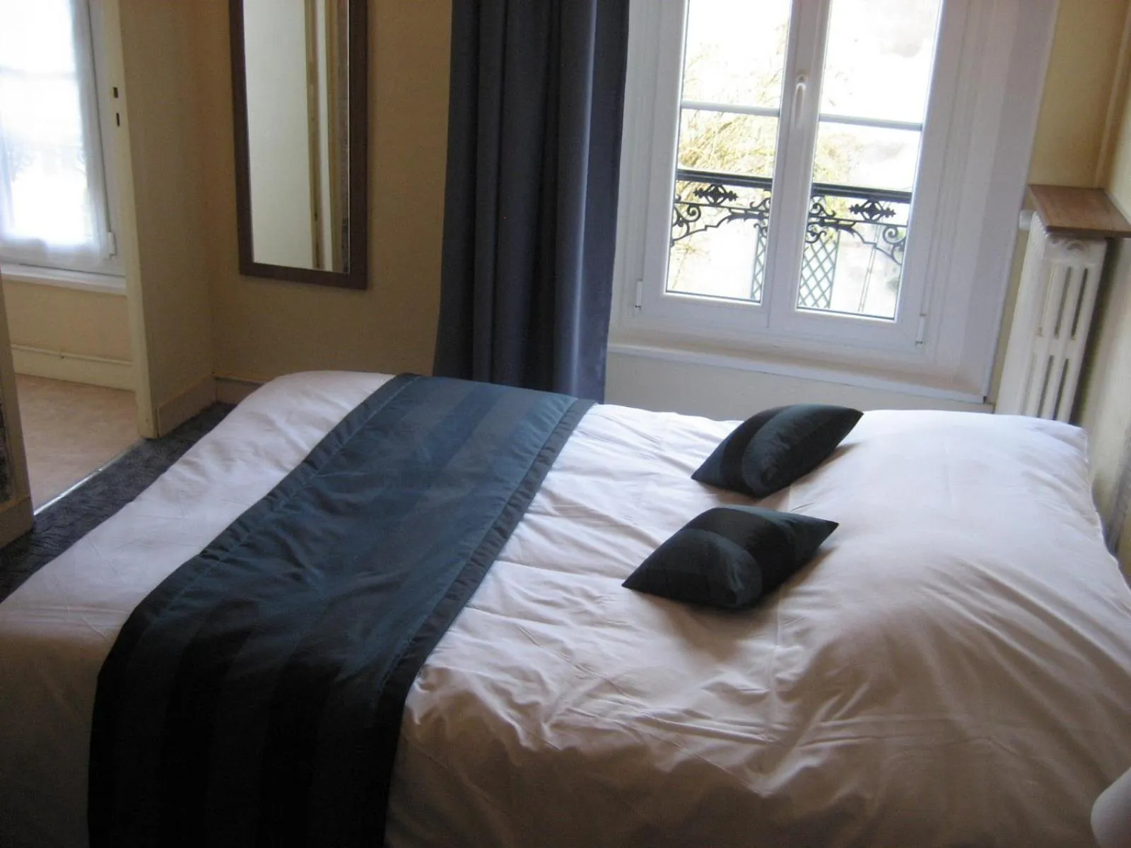 Bed in Logis Hotel Restaurant Le Cheval Blanc