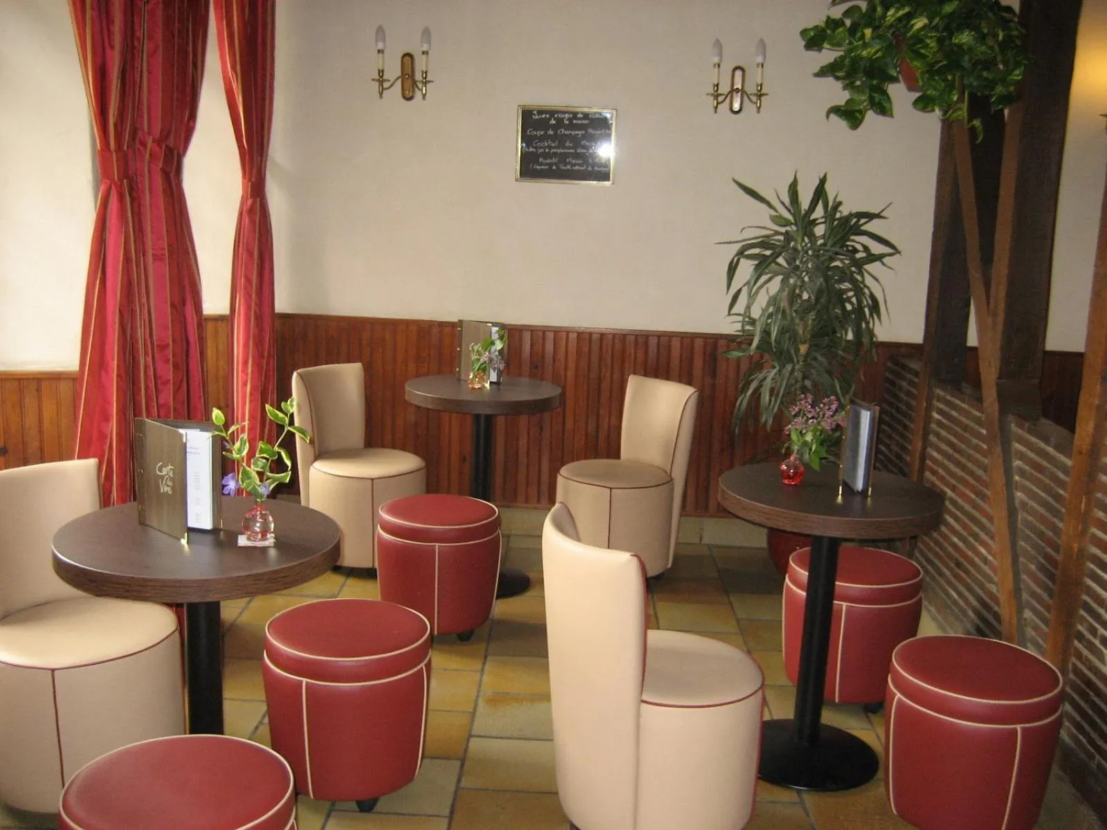 Lounge or bar in Logis Hotel Restaurant Le Cheval Blanc