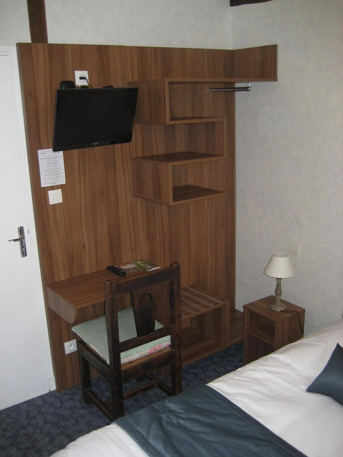 Photo of the whole room, Bed in Logis Hotel Restaurant Le Cheval Blanc