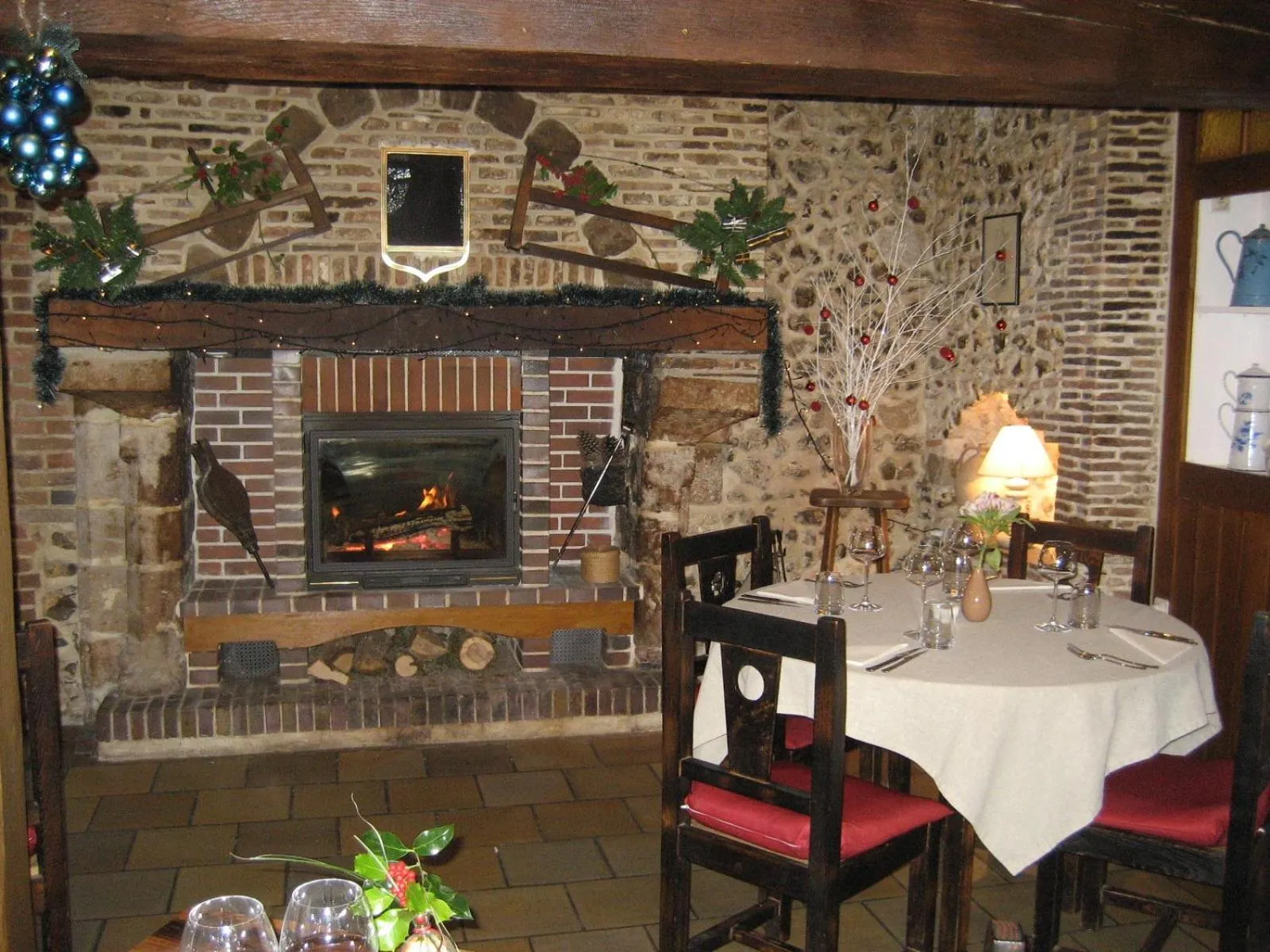 Restaurant/places to eat in Logis Hotel Restaurant Le Cheval Blanc