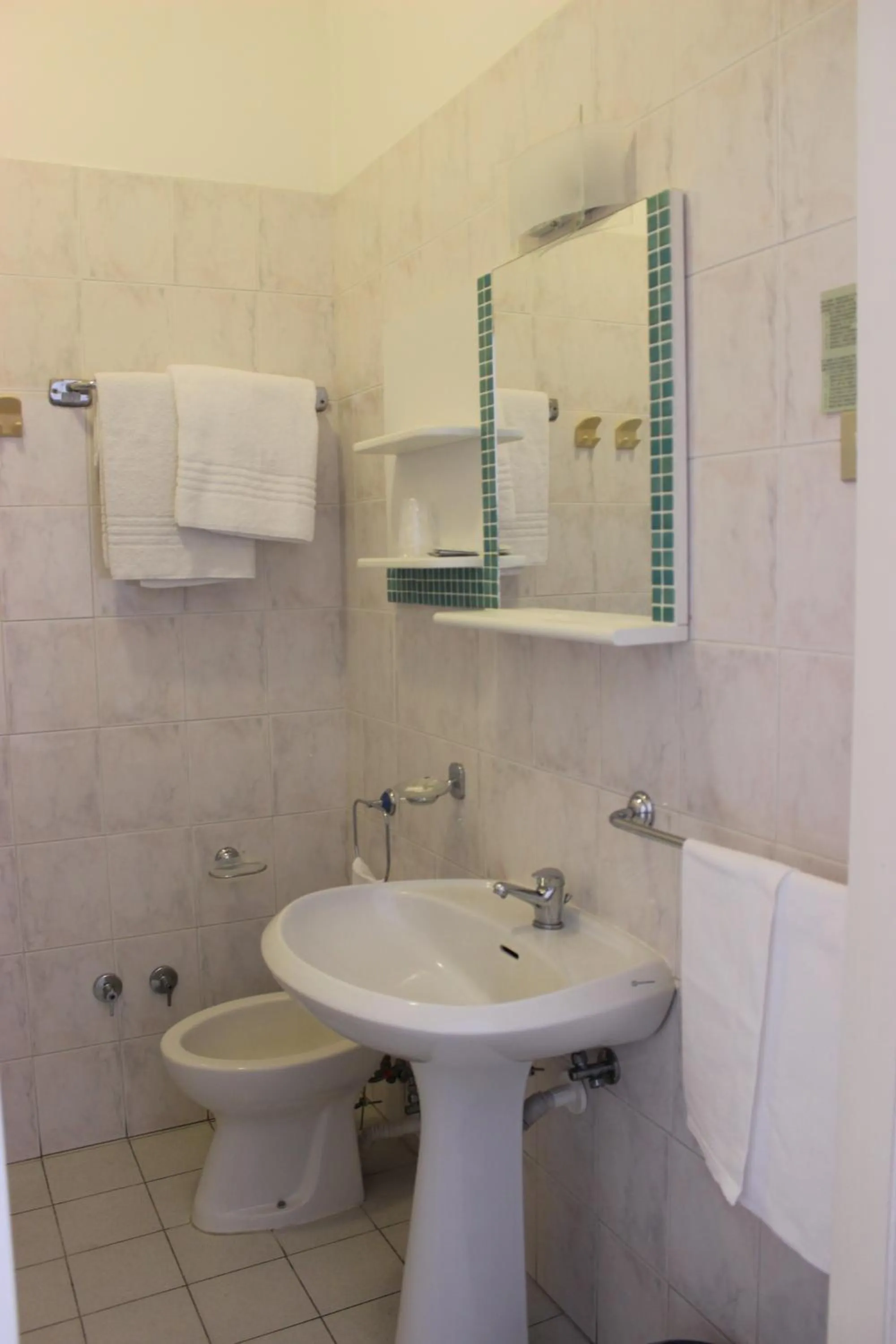 Shower in Albergo Moderno