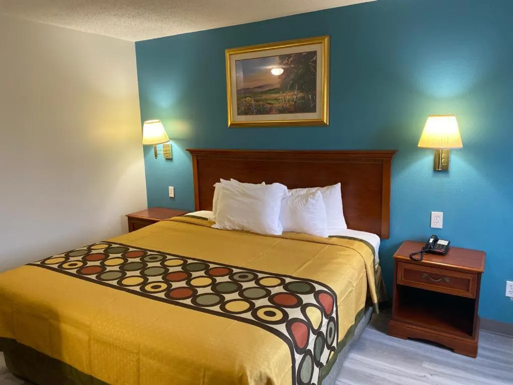 Bed in Americas Best Value Inn West Frankfort