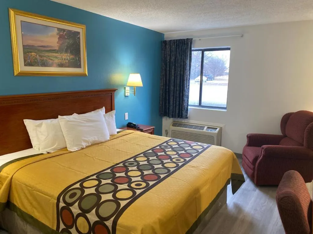Bed in Americas Best Value Inn West Frankfort