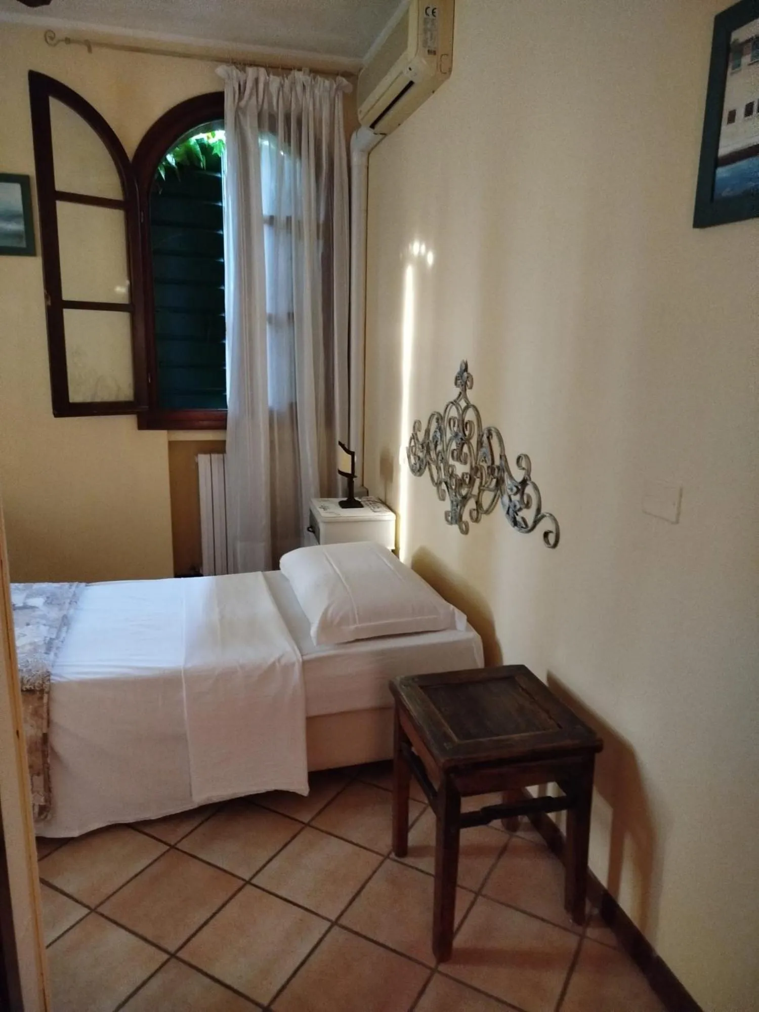 Decorative detail, Bed in Hotel La Selce