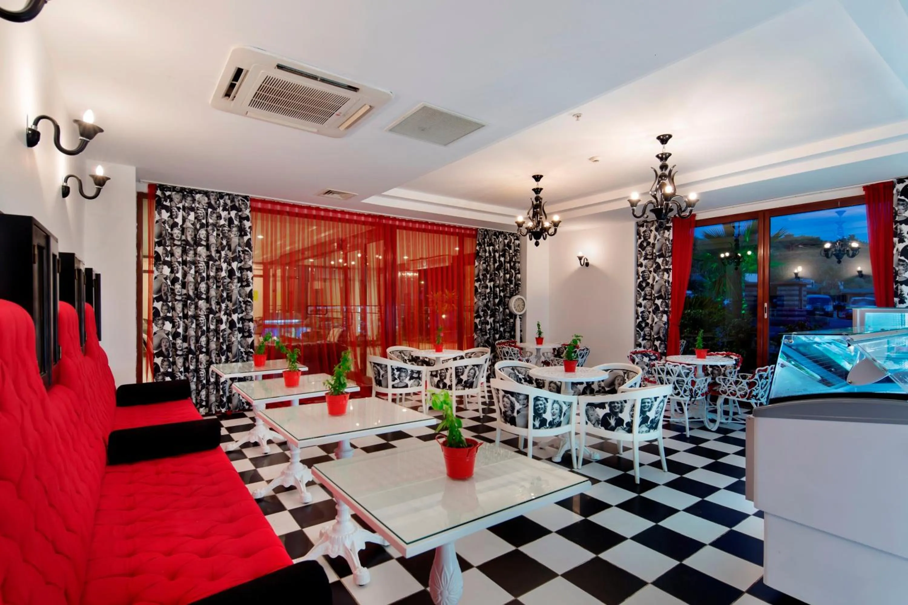 Lounge or bar in Miarosa İncekum Beach