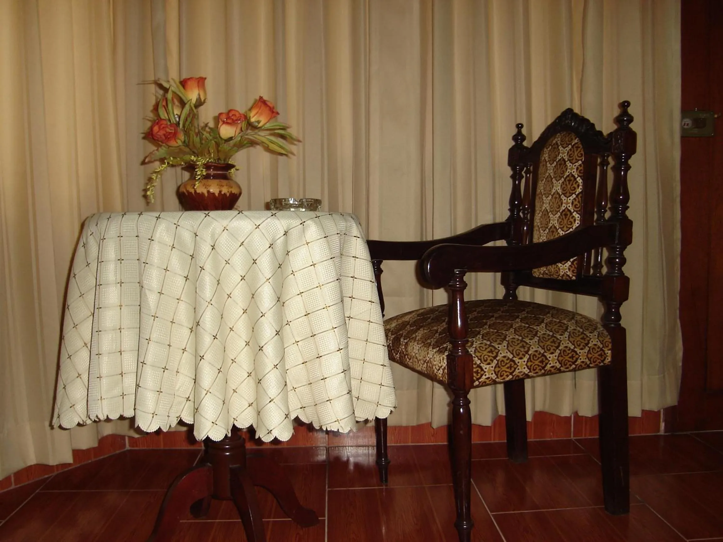 Seating area in Hotel Suite Plaza
