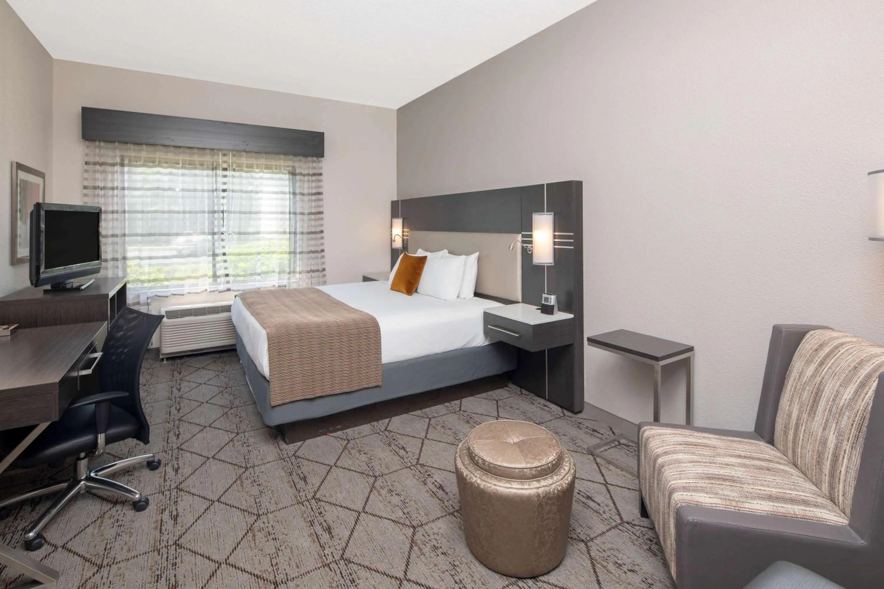 Photo of the whole room, Bed in Wingate by Wyndham Greenville Airport