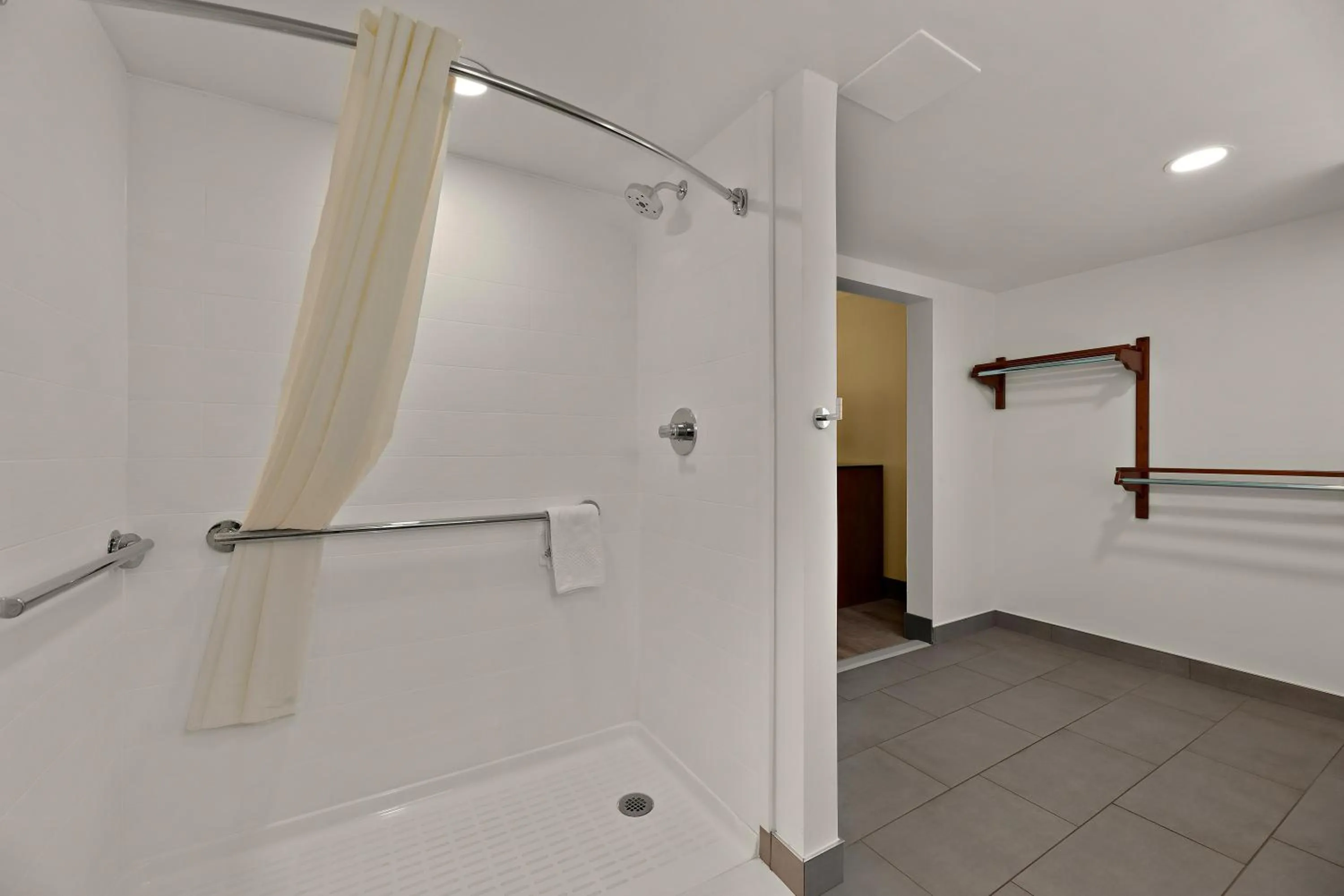 Shower in Kings House Motor Hotel