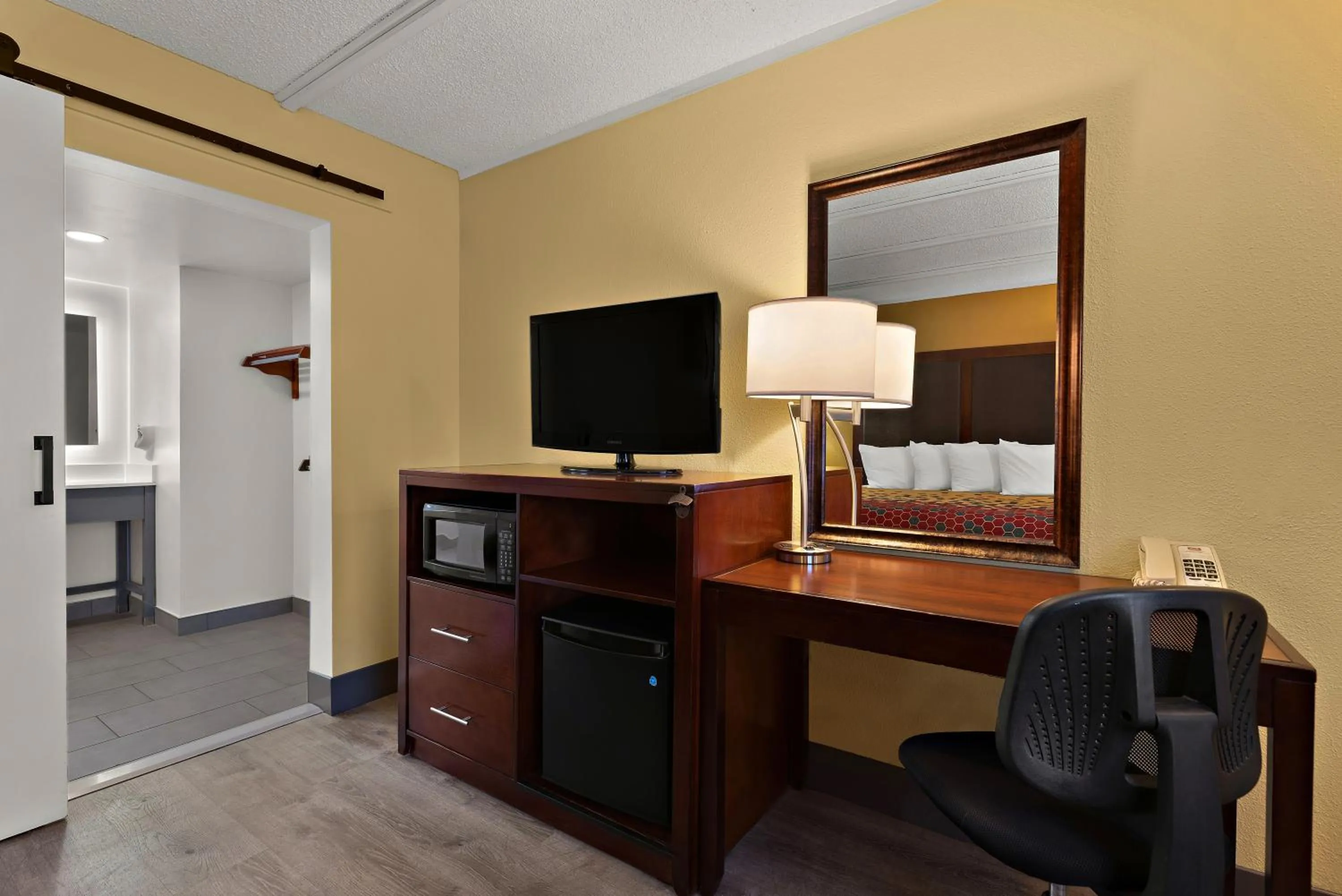 TV and multimedia in Kings House Motor Hotel