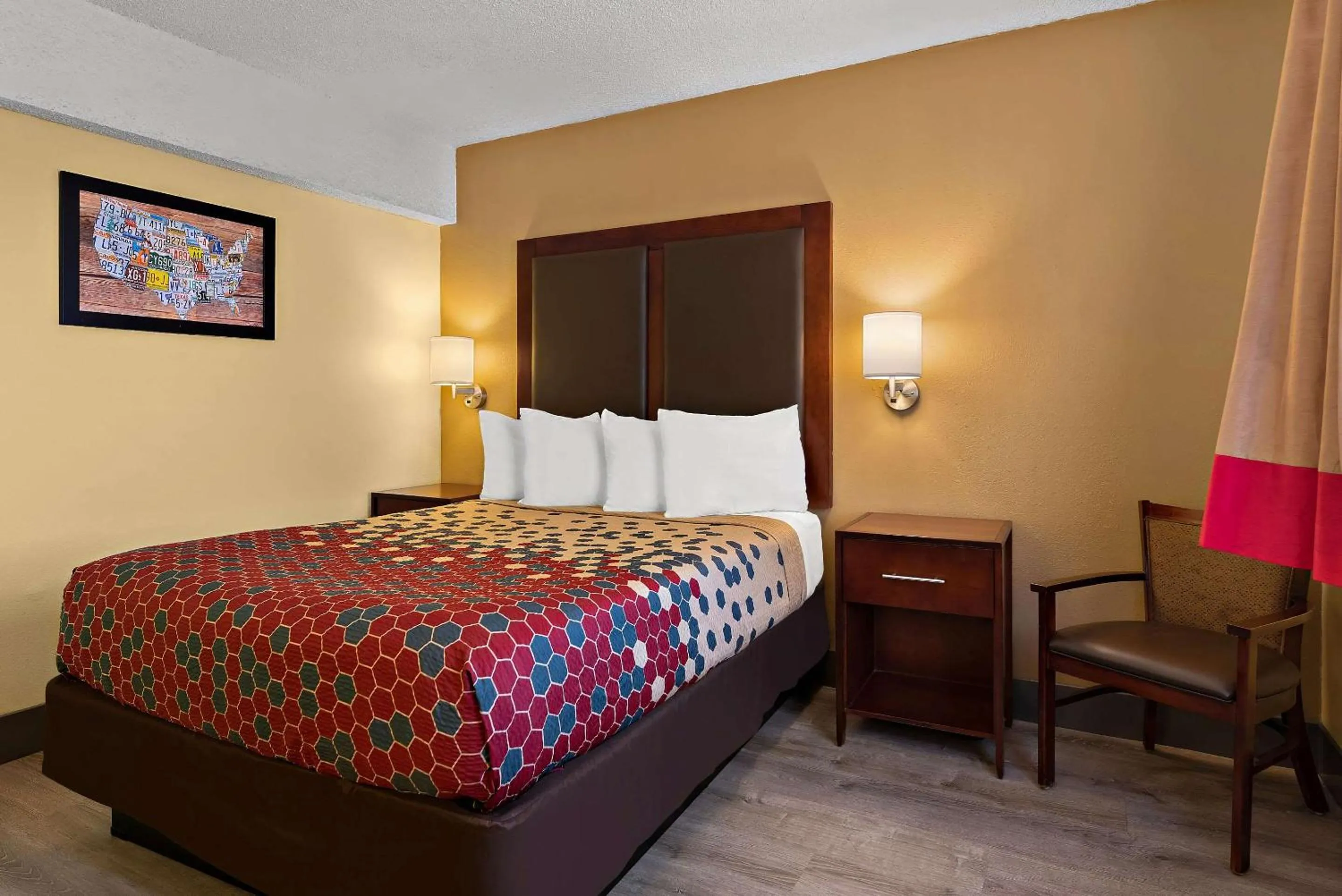 Bedroom, Bed in Kings House Motor Hotel