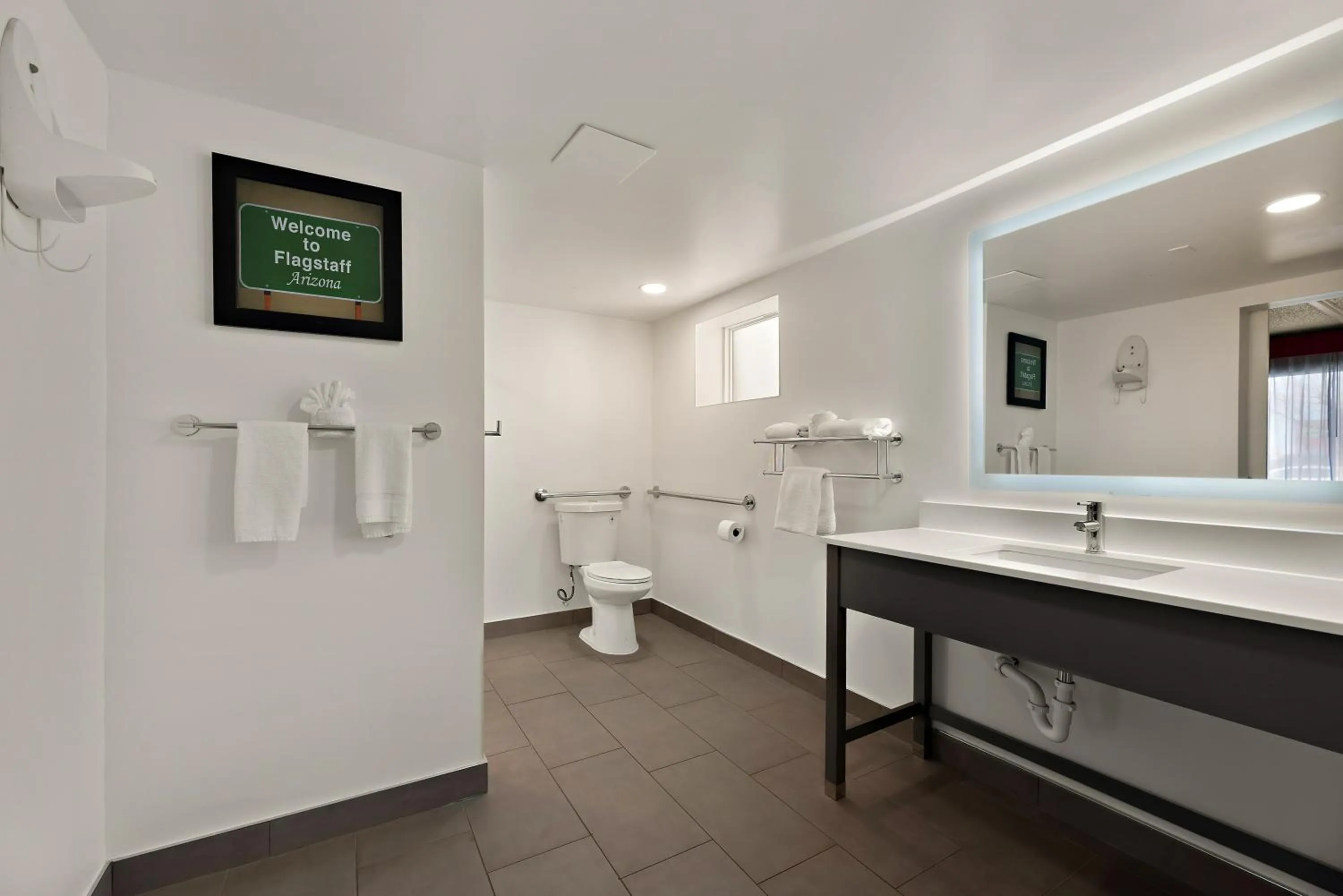 Toilet in Kings House Motor Hotel