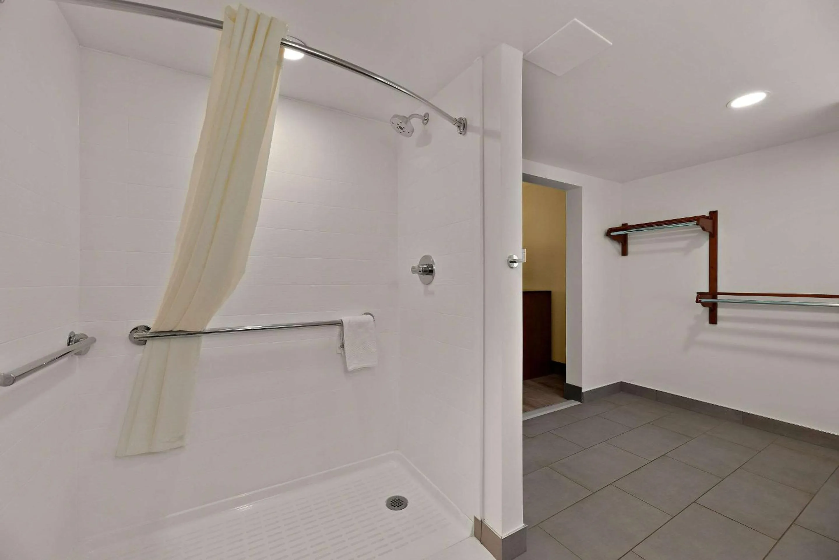 Bedroom in Kings House Motor Hotel