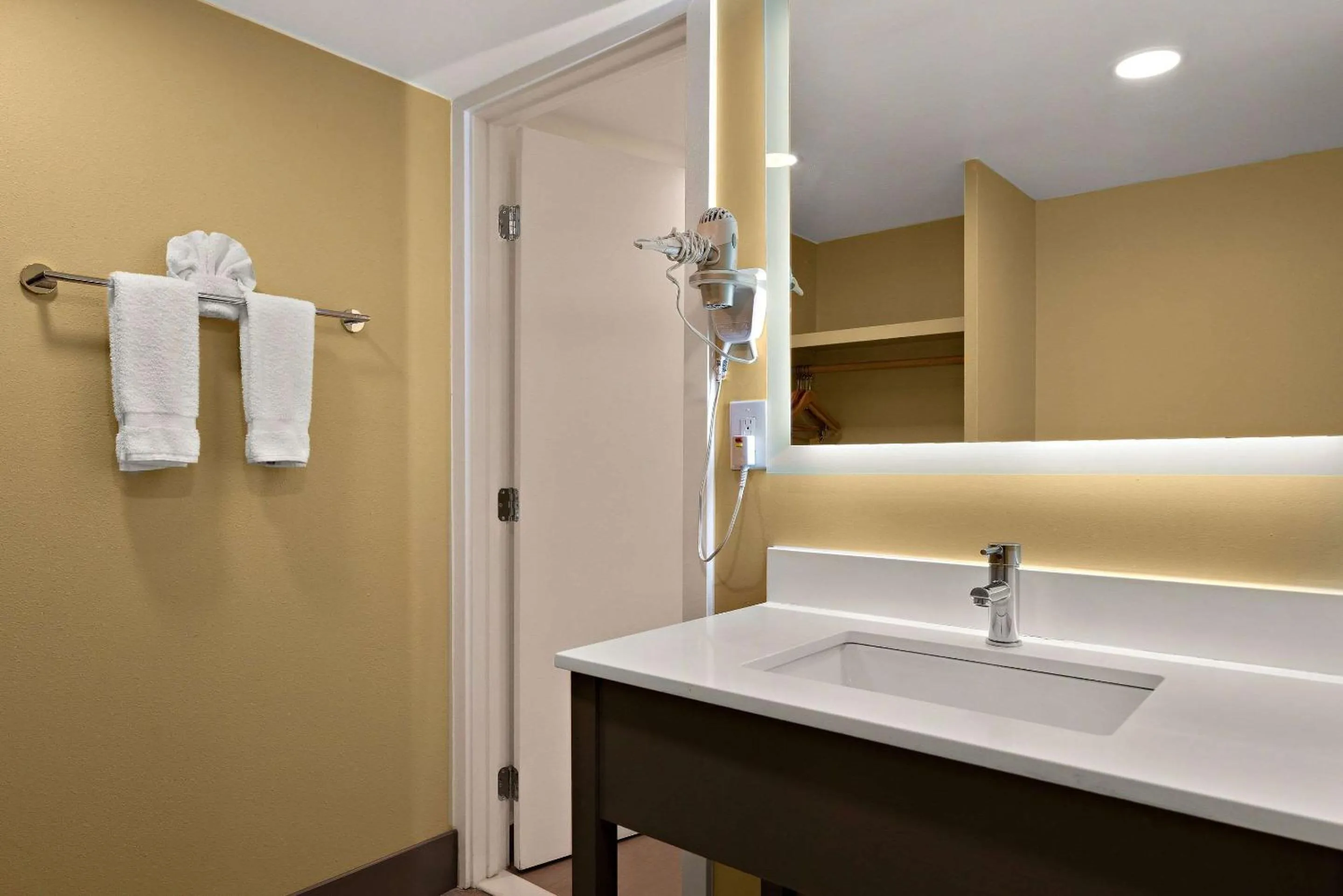 Bedroom in Kings House Motor Hotel