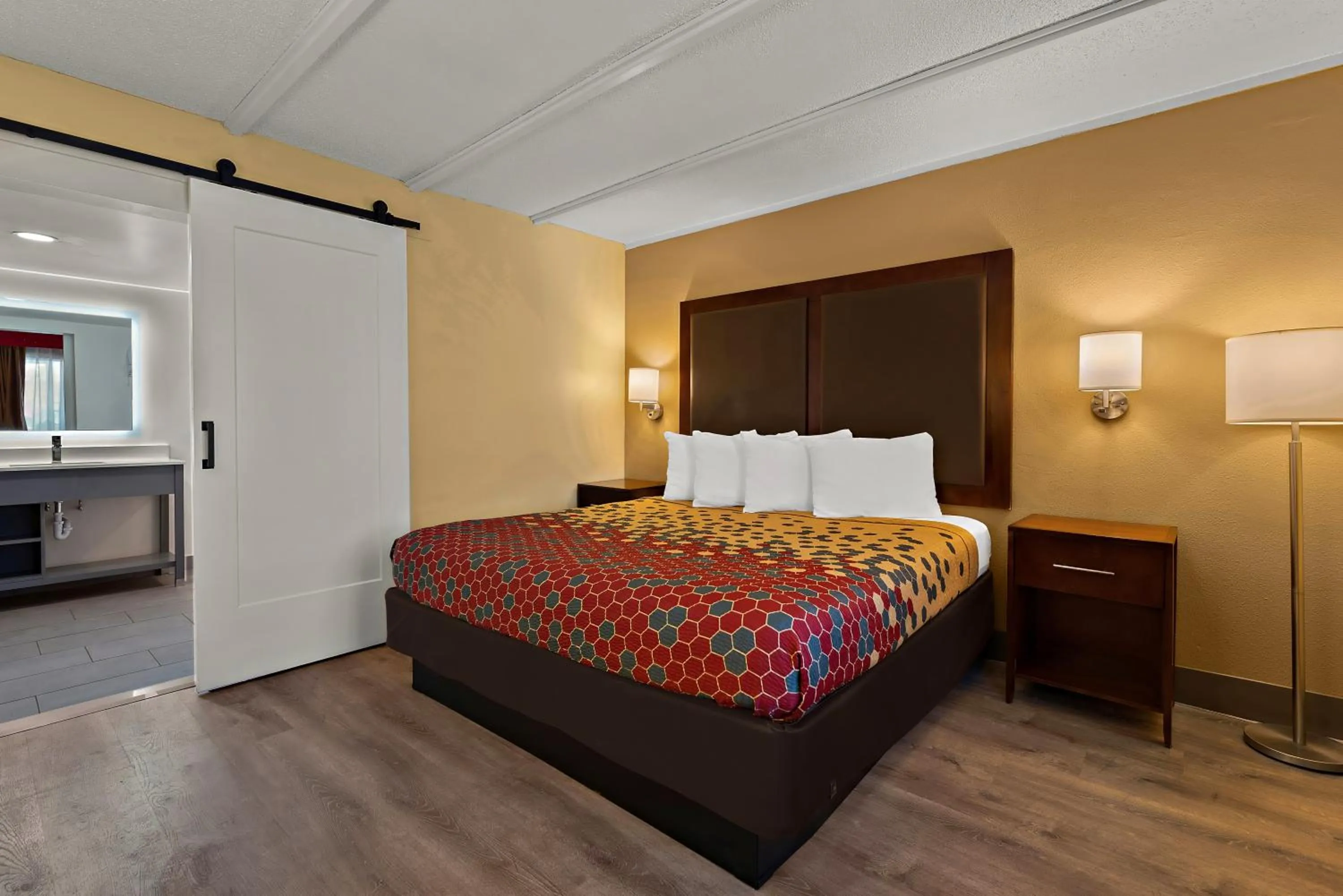 Bed in Kings House Motor Hotel