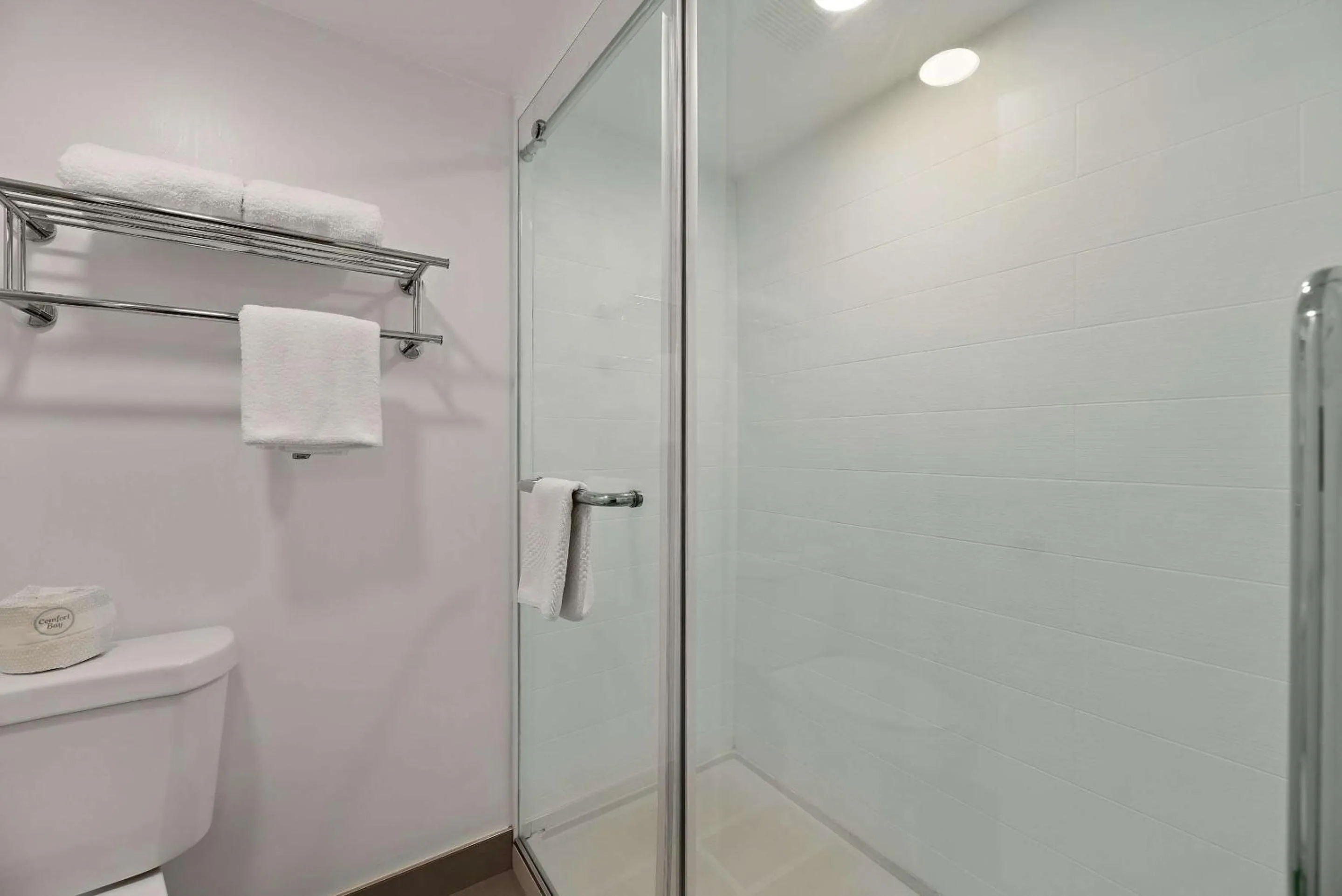 Bedroom in Kings House Motor Hotel