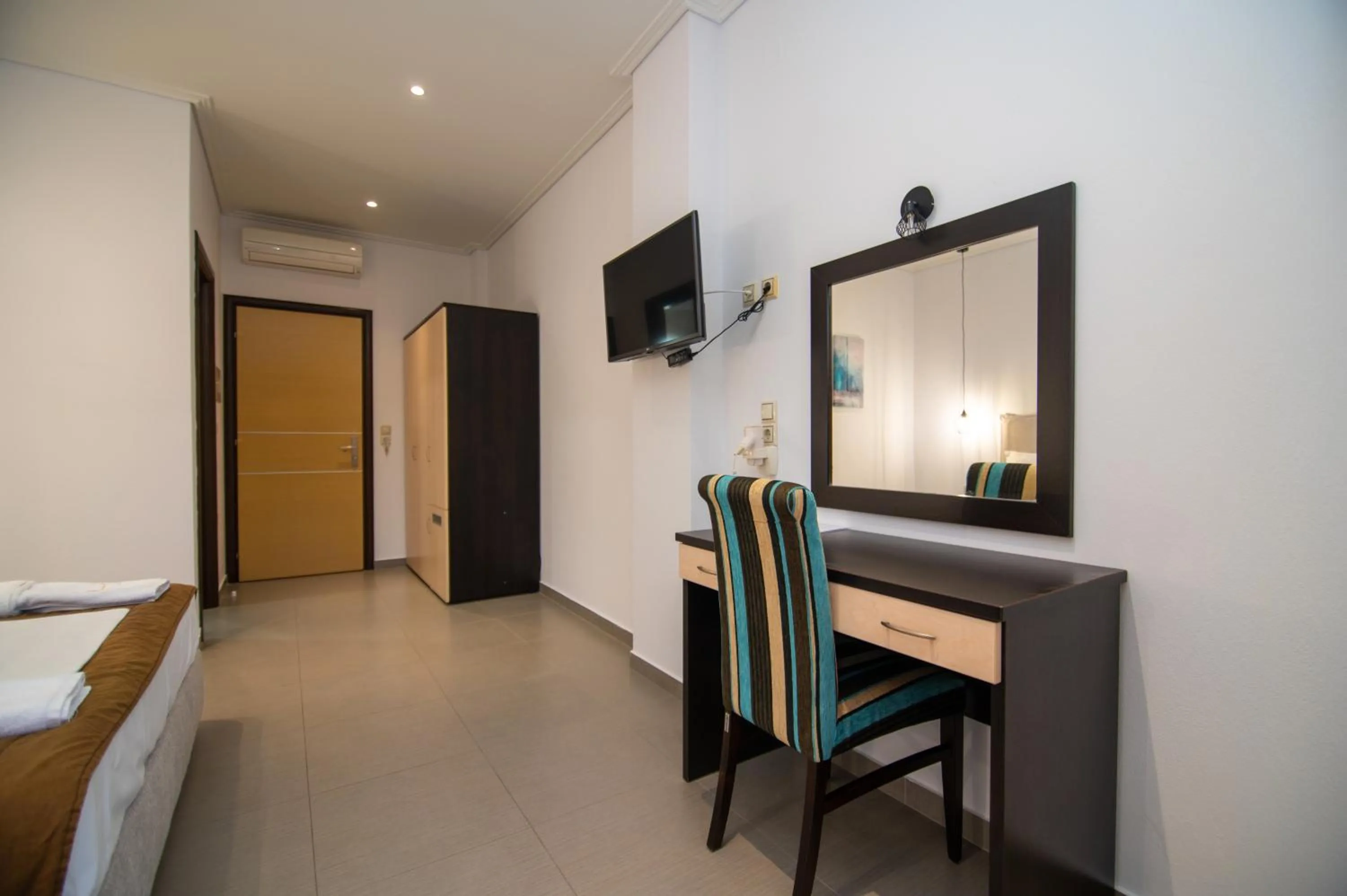 TV and multimedia, Bed in Riviera Perdika Hotel