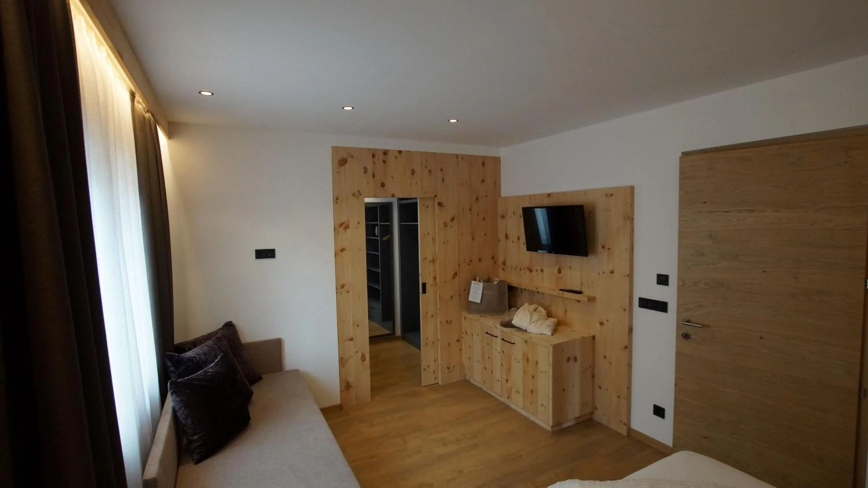 Living room, Bed in Hotel Andechserhof & Mountain Sky