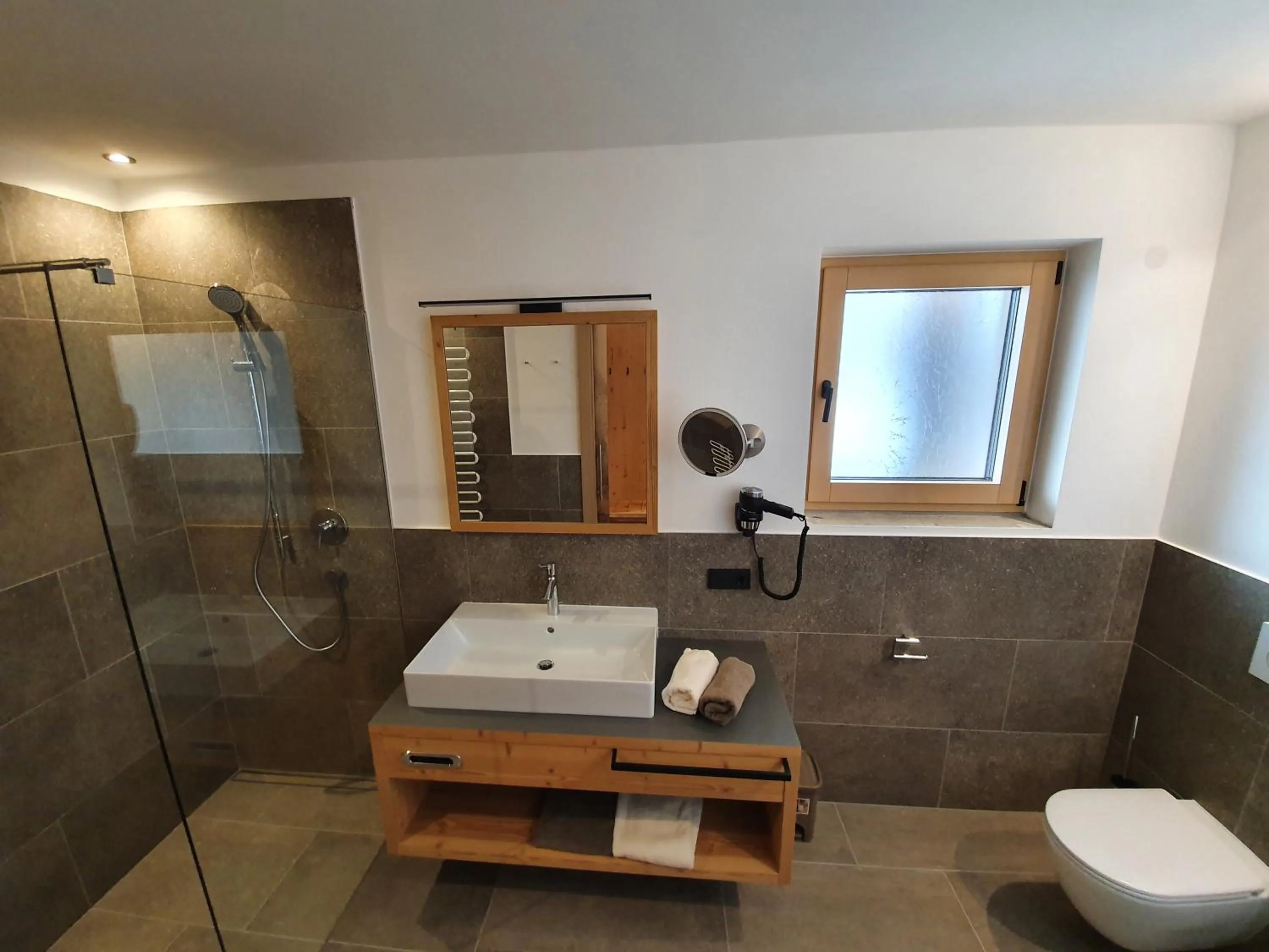 Shower in Hotel Andechserhof & Mountain Sky