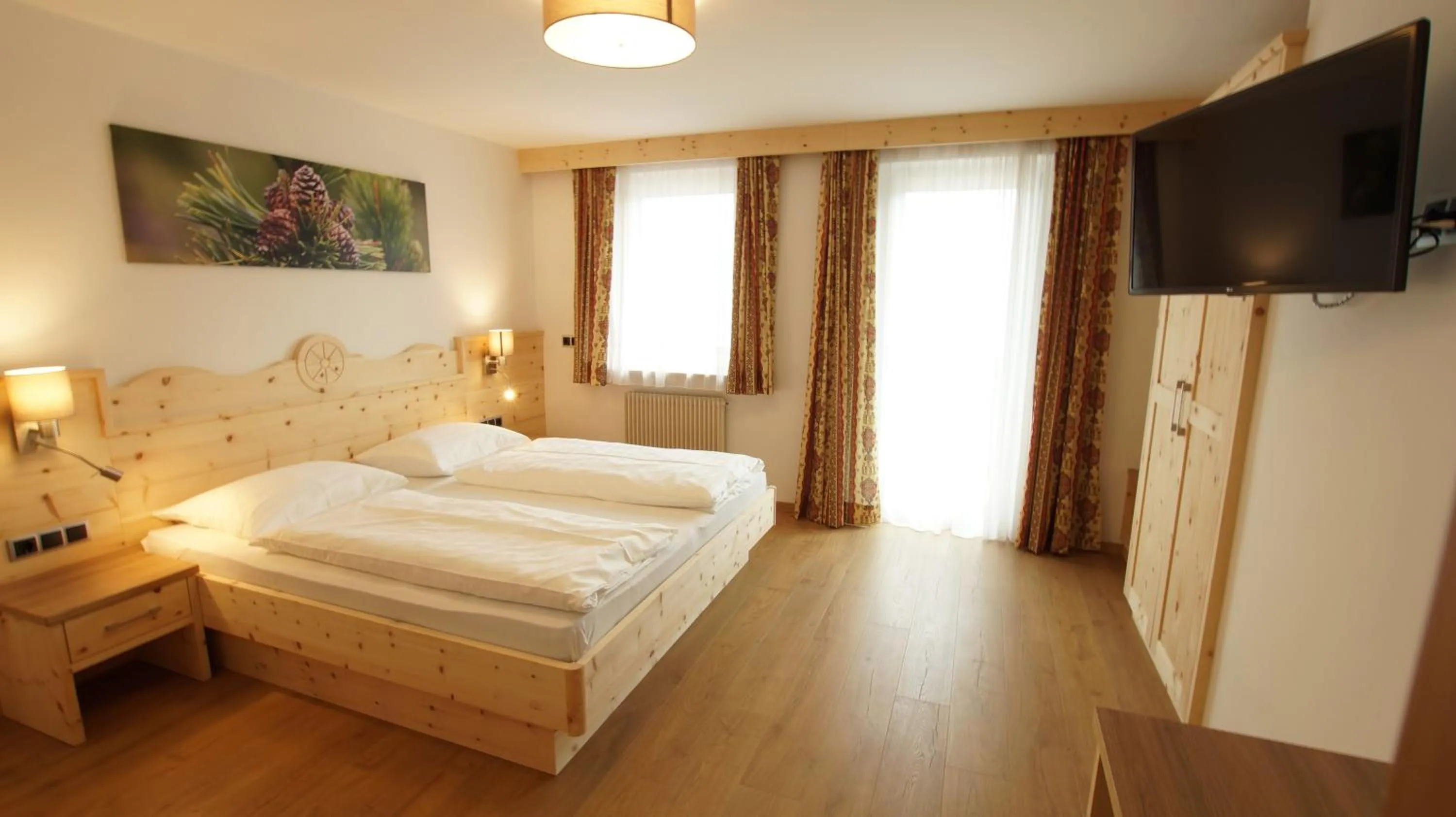 Photo of the whole room, Bed in Hotel Andechserhof & Mountain Sky