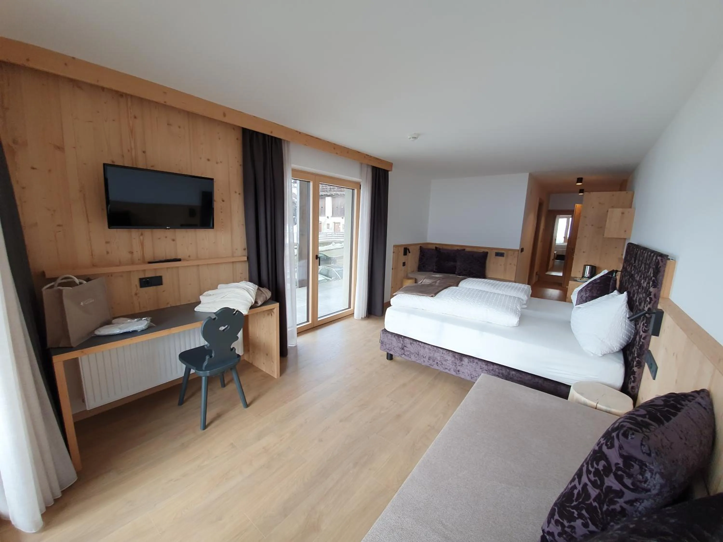 Shower, Bed in Hotel Andechserhof & Mountain Sky