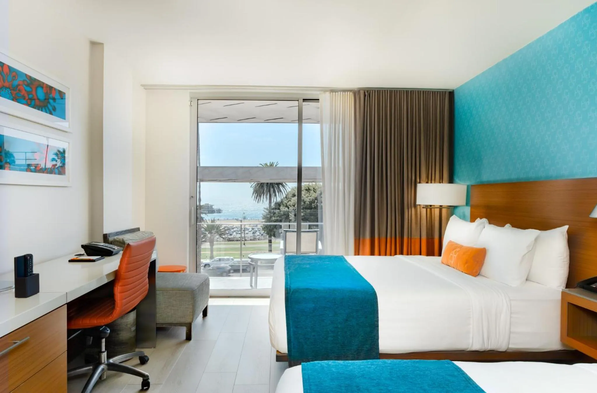 Bedroom, Bed in Shore Hotel