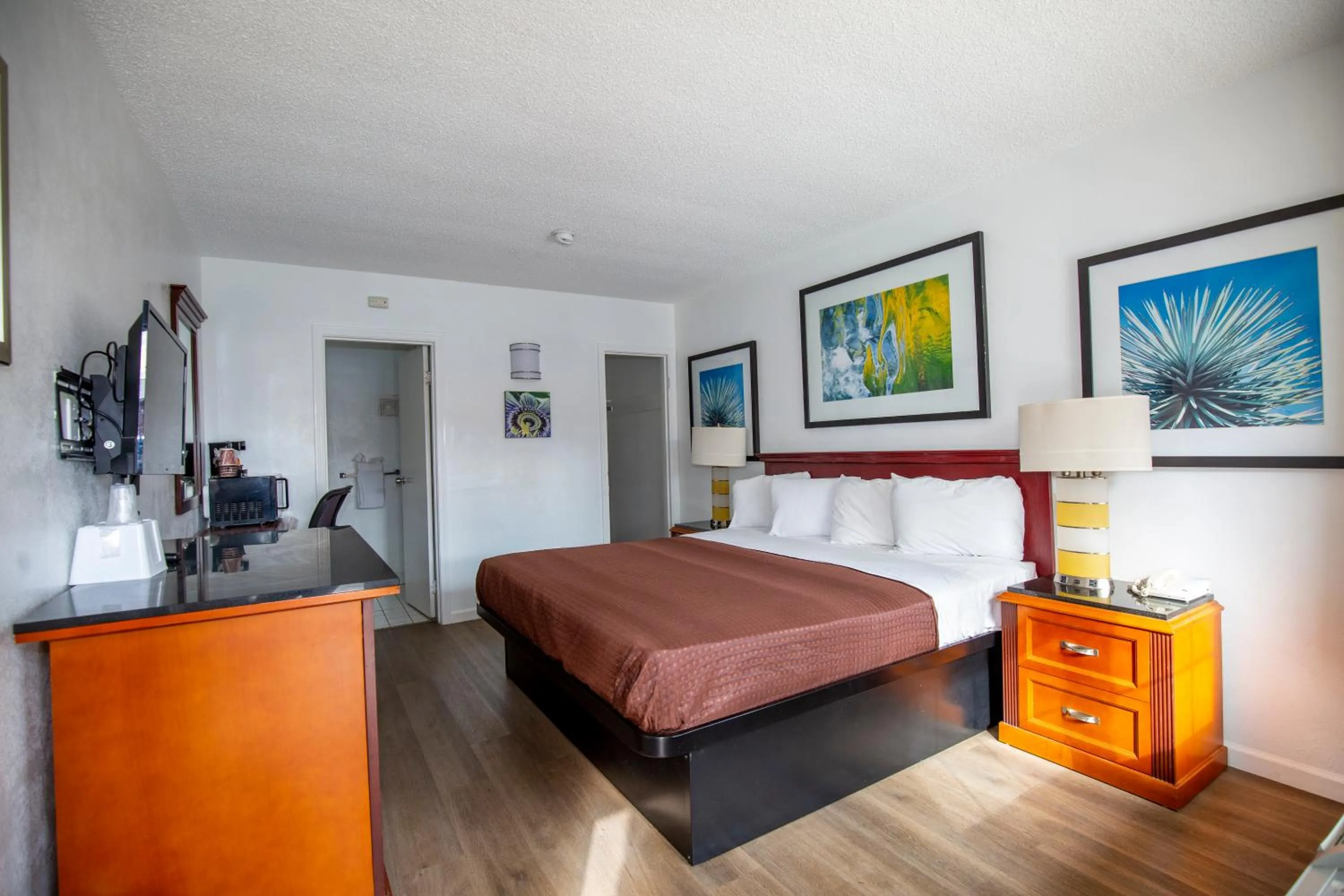 Photo of the whole room, Bed in Americas Best Value Inn - Chico