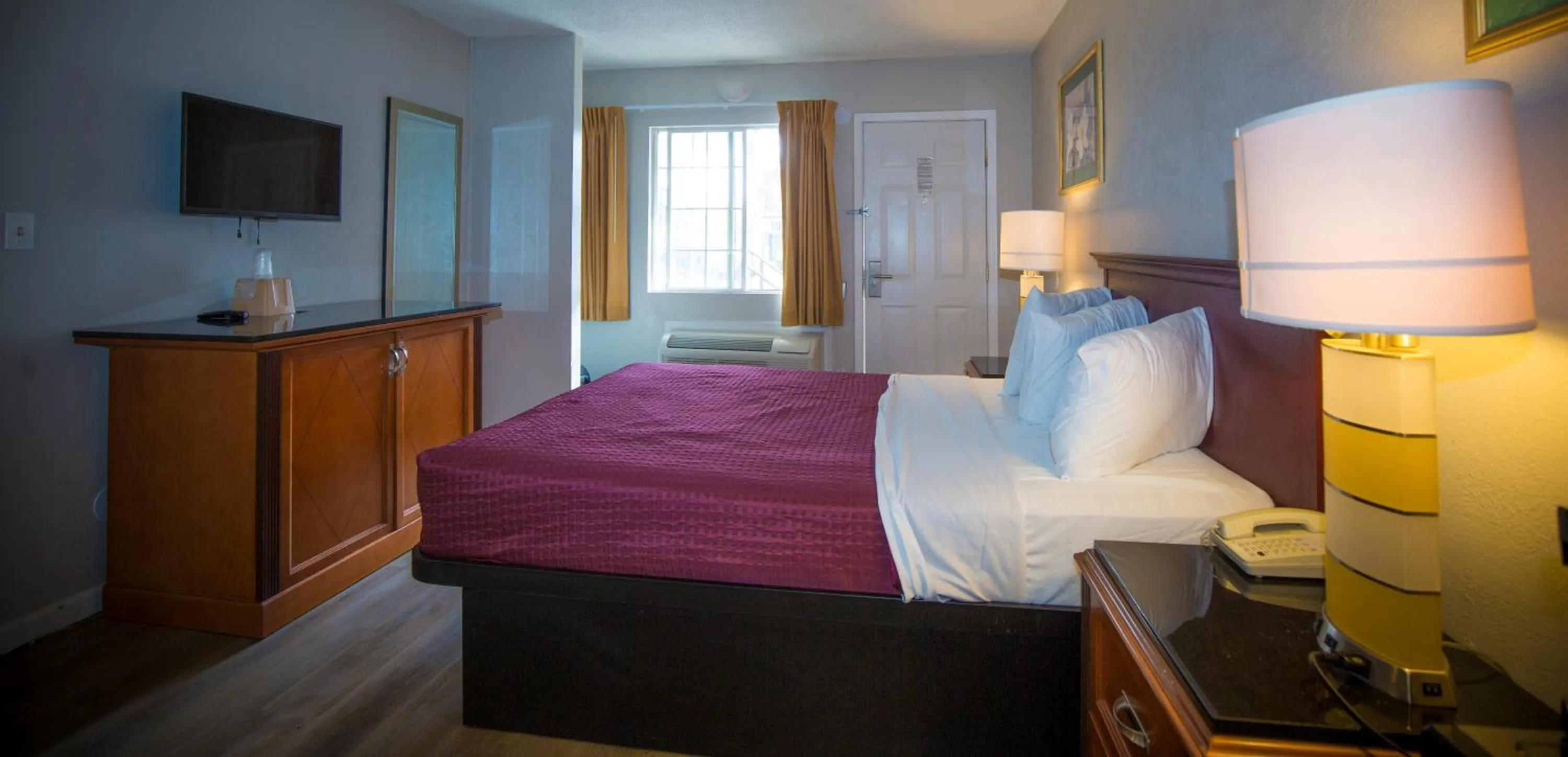 Bedroom, Bed in Americas Best Value Inn - Chico