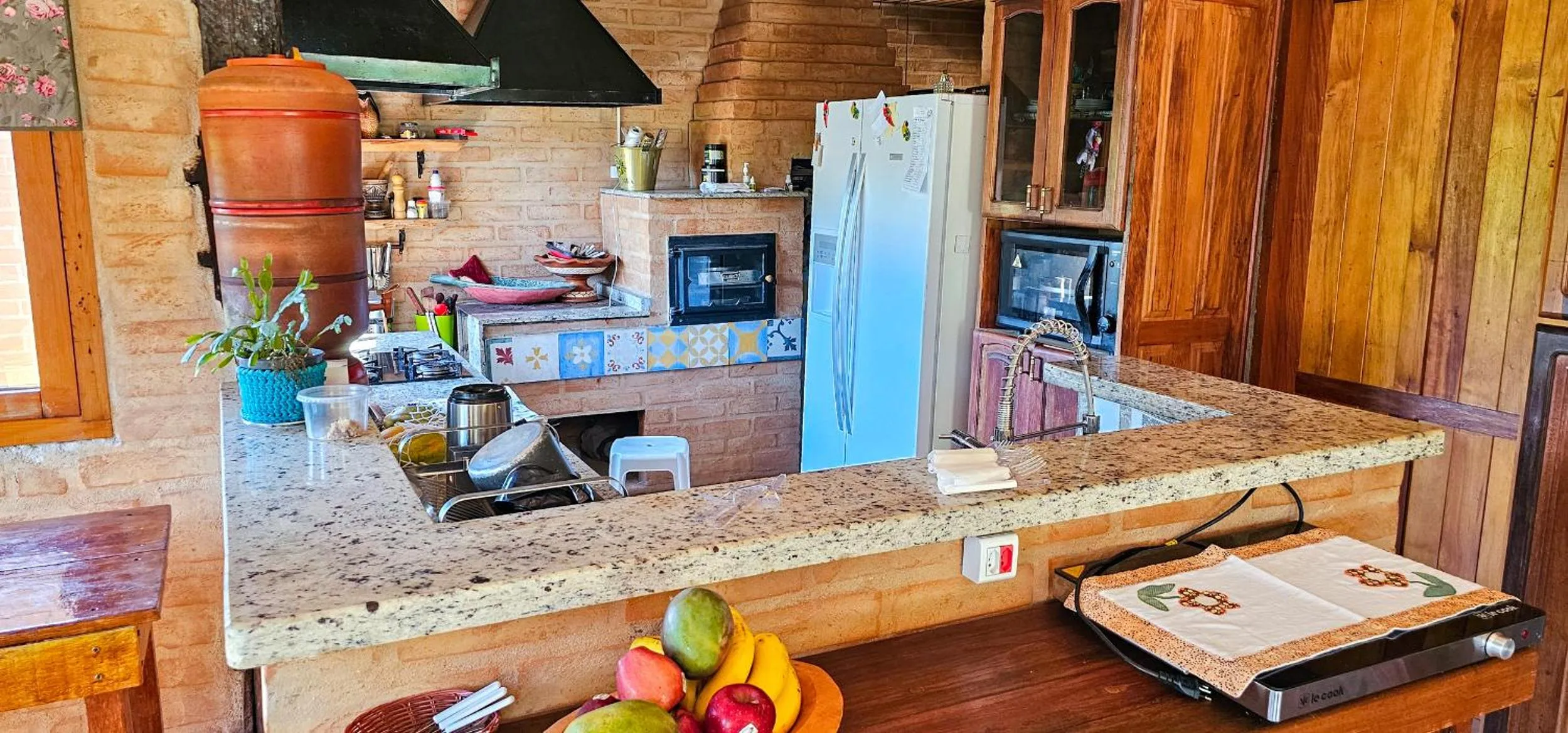 Dining area in Cores e Flores da Serra Pousada by Concavus