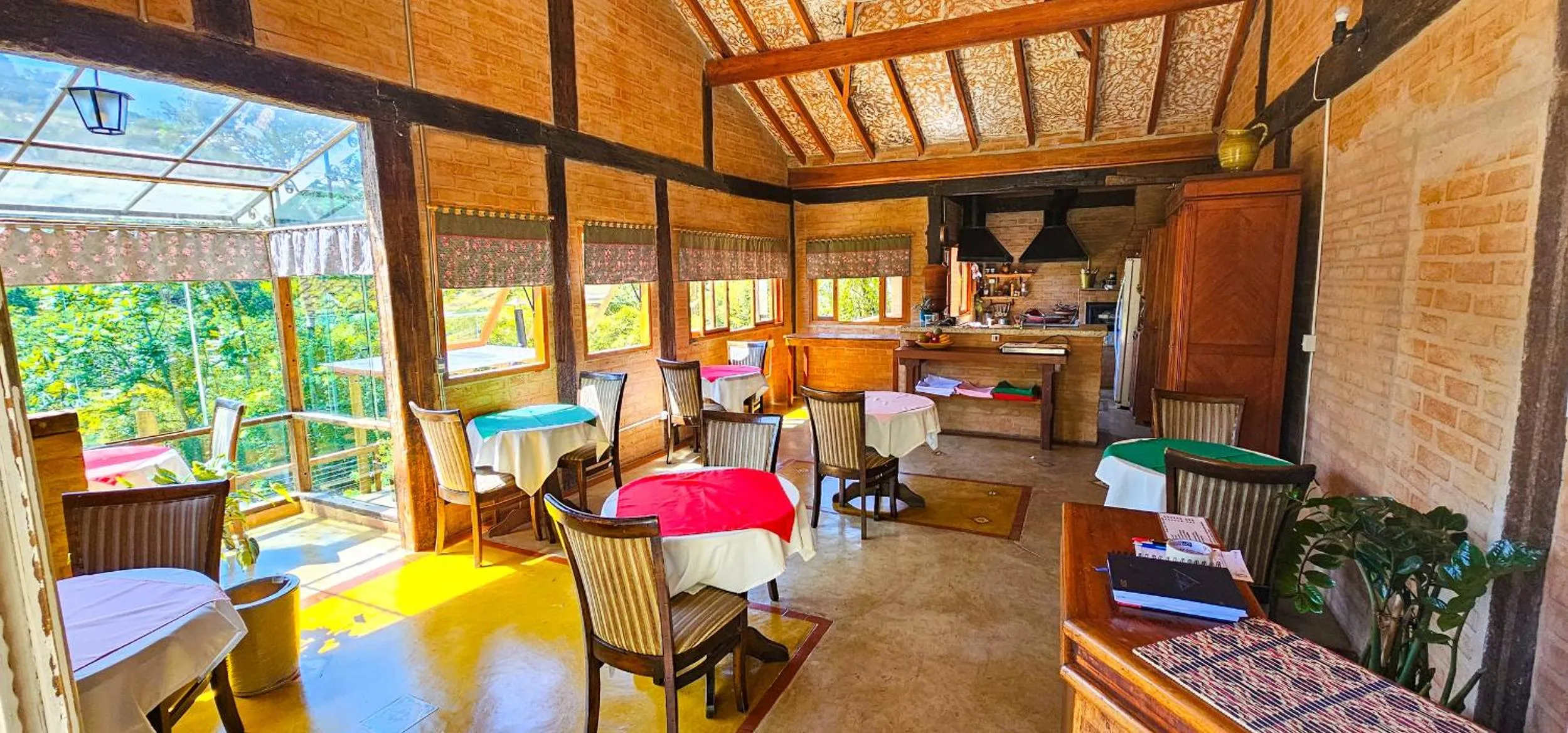 Restaurant/places to eat in Cores e Flores da Serra Pousada by Concavus