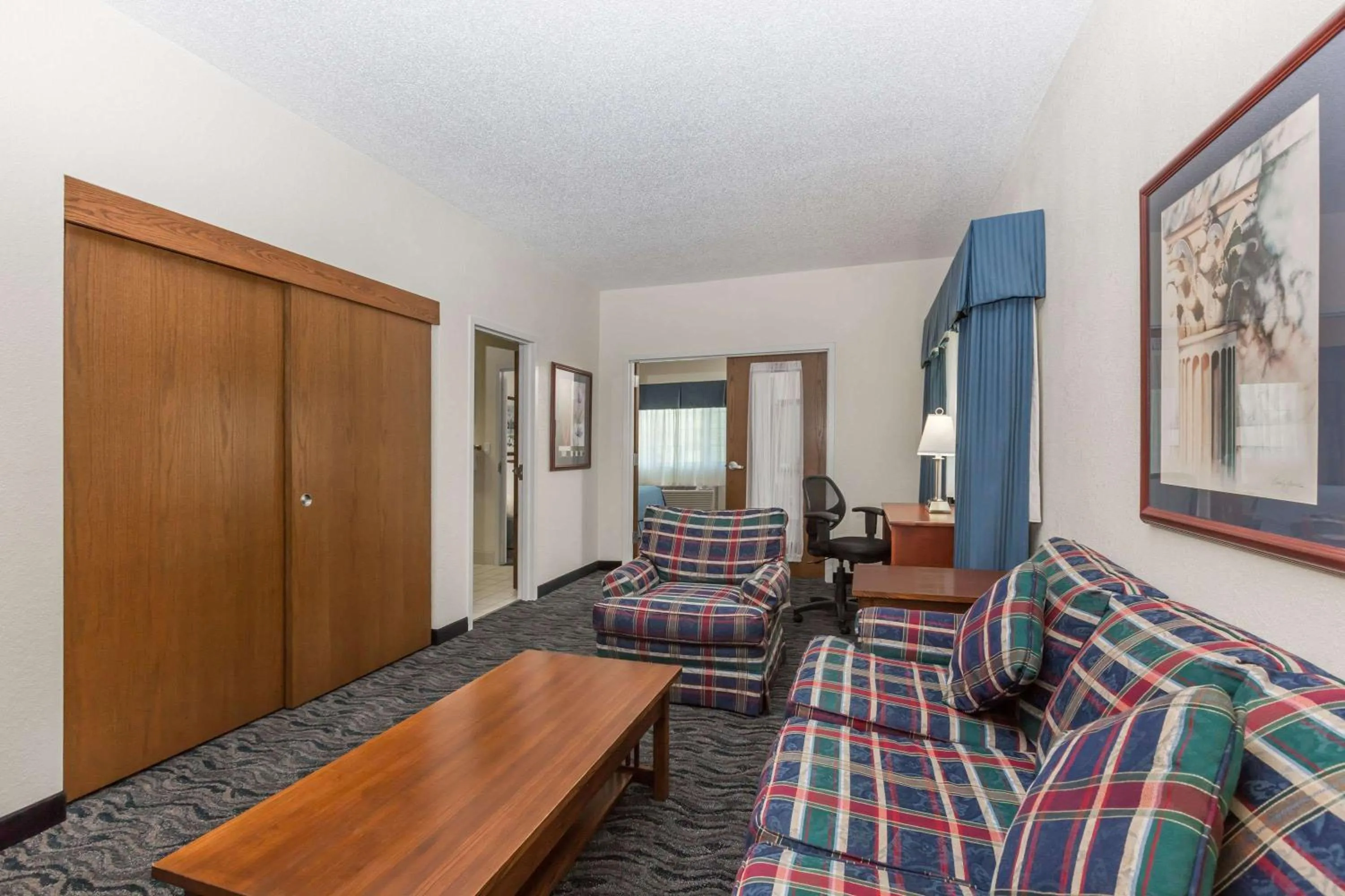 Photo of the whole room in Baymont by Wyndham Des Moines Airport