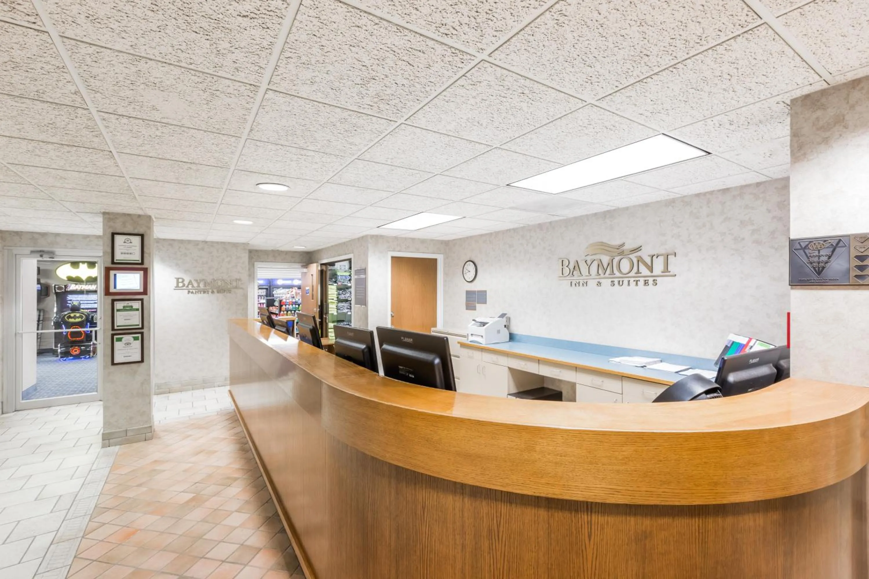 Lobby or reception in Baymont by Wyndham Des Moines Airport