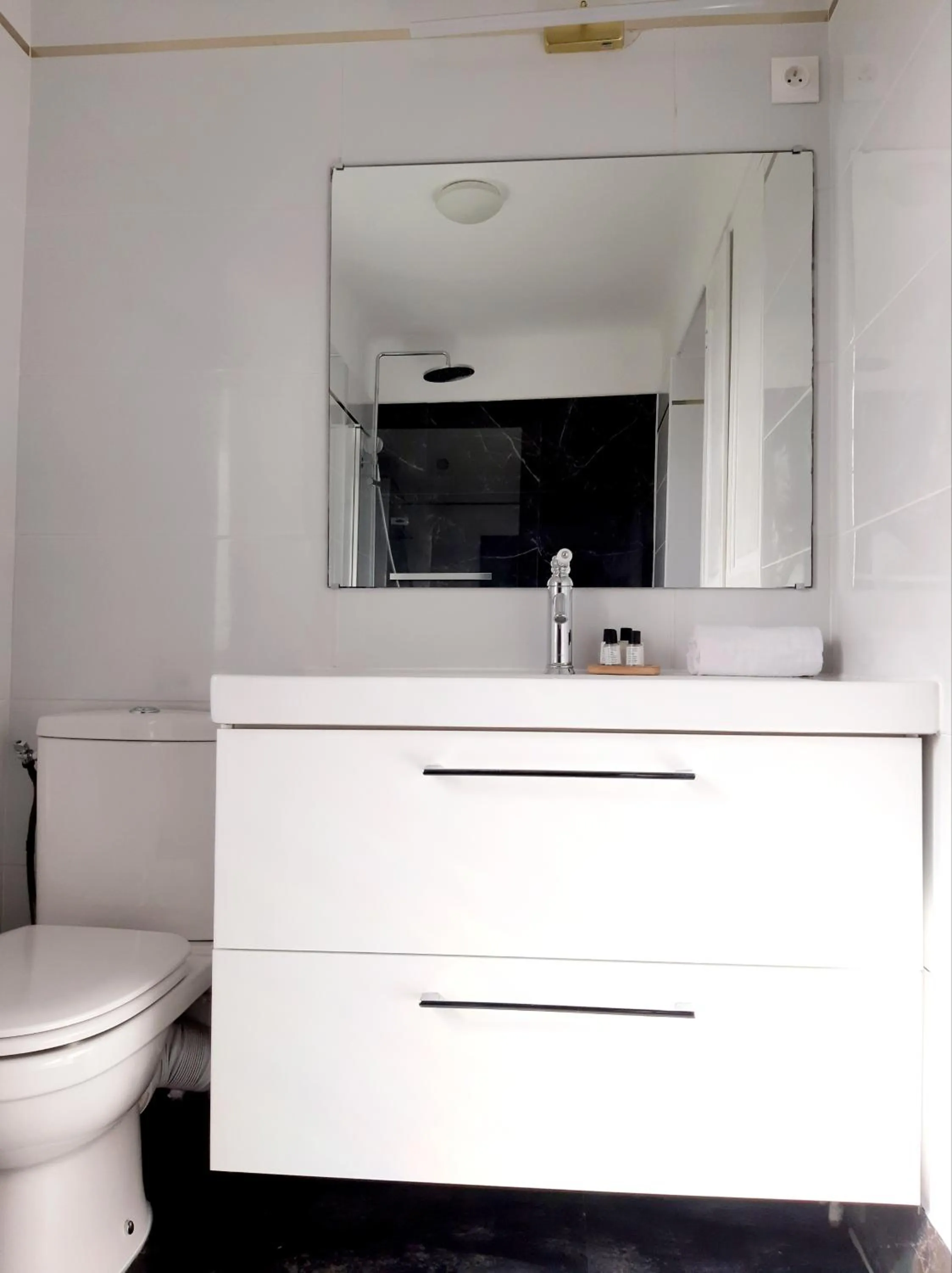 Bathroom in Saint Charles Hôtel &amp; Coliving Biarritz