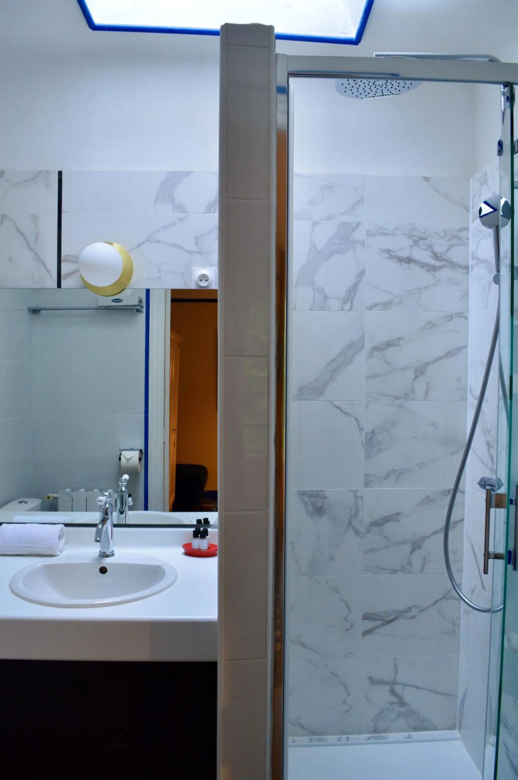 Bathroom in Saint Charles Hôtel &amp; Coliving Biarritz
