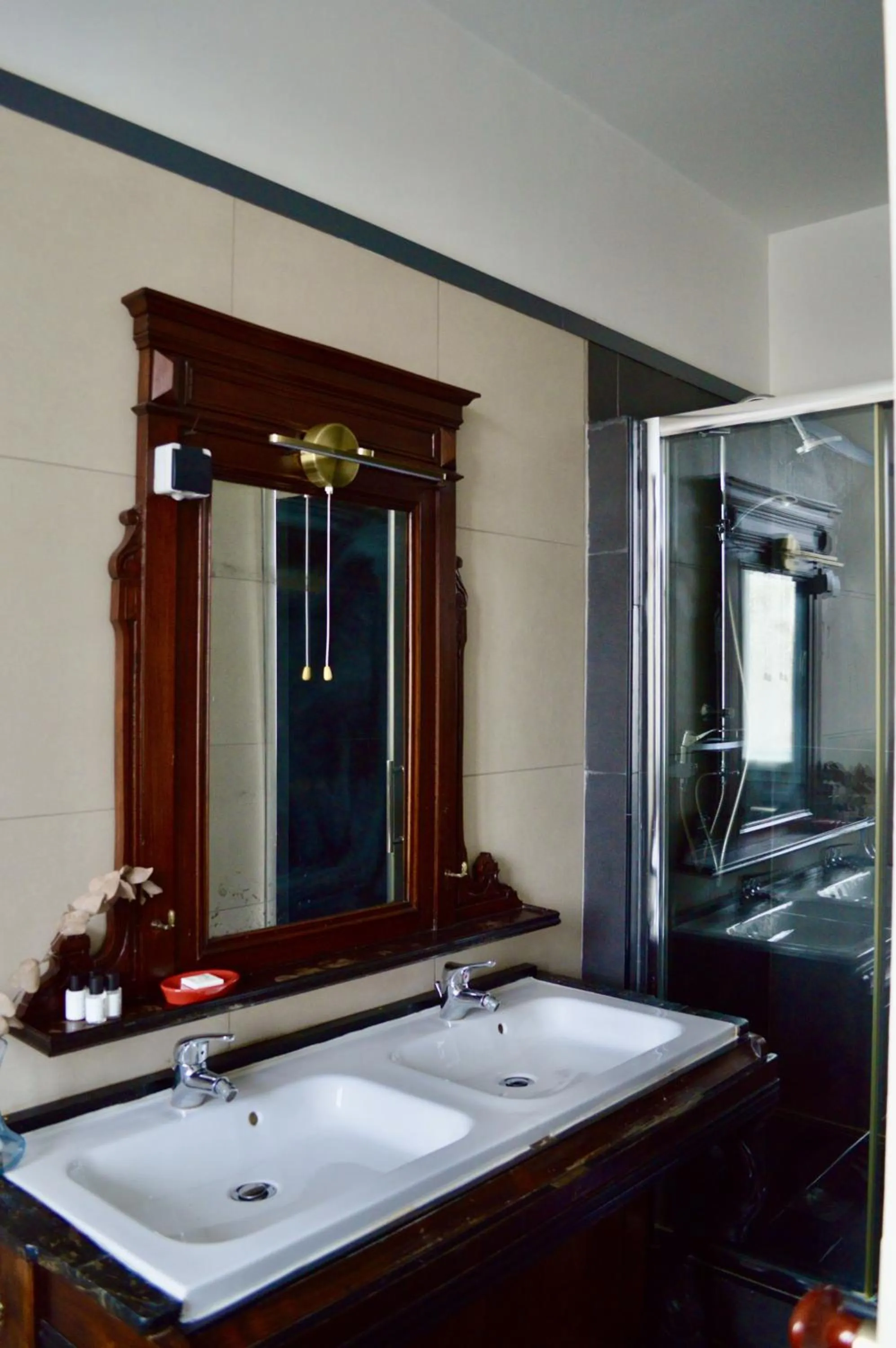 Bathroom in Saint Charles Hôtel &amp; Coliving Biarritz