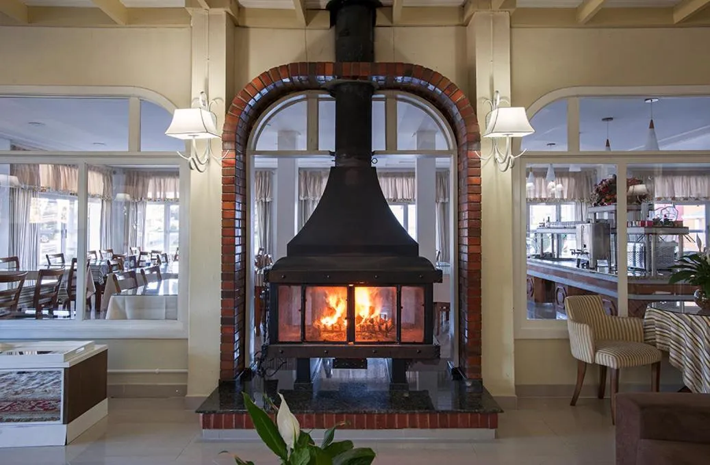 Communal lounge/ TV room in Hotel Galo Vermelho