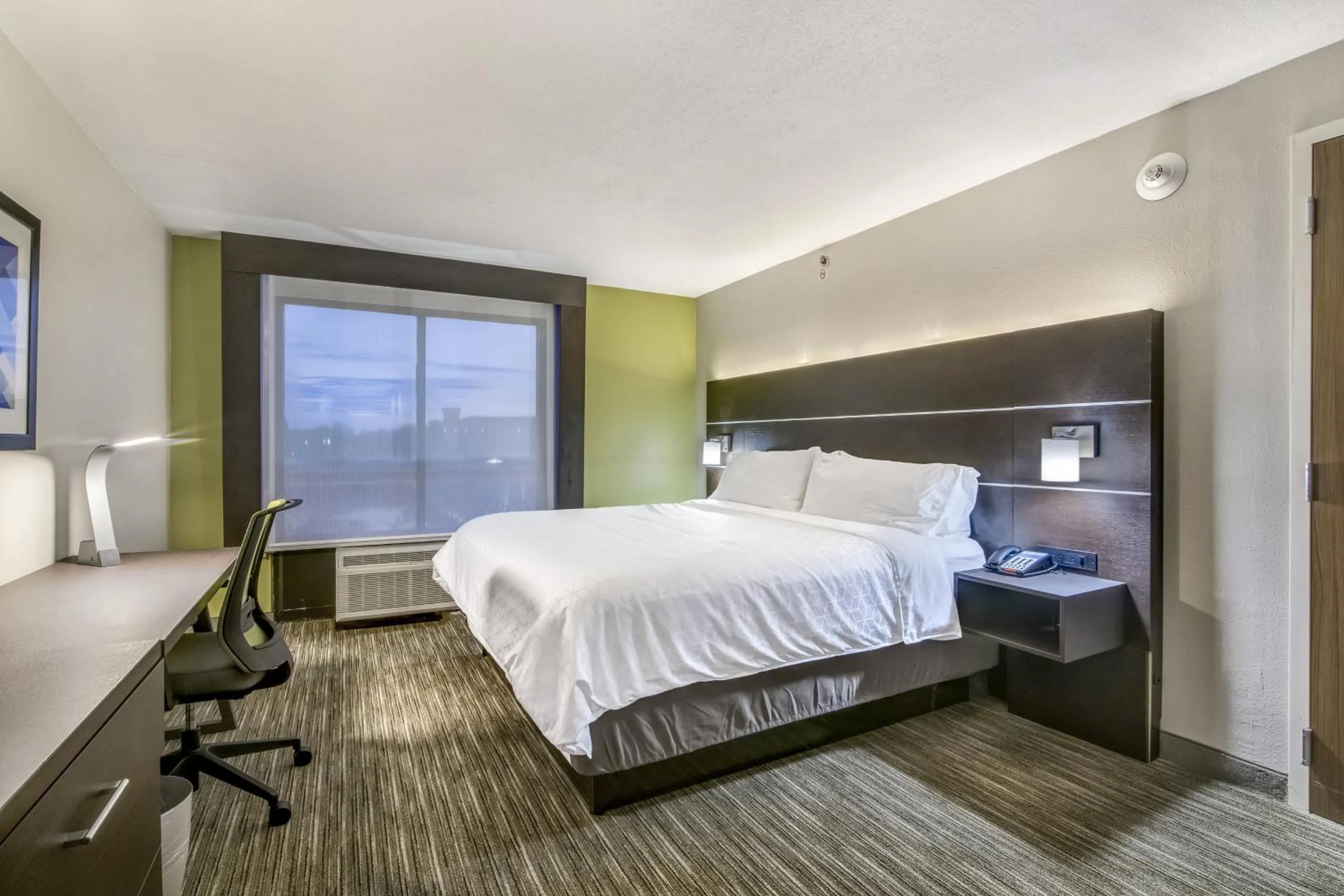 Photo of the whole room, Bed in Holiday Inn Express & Suites Longview North by IHG