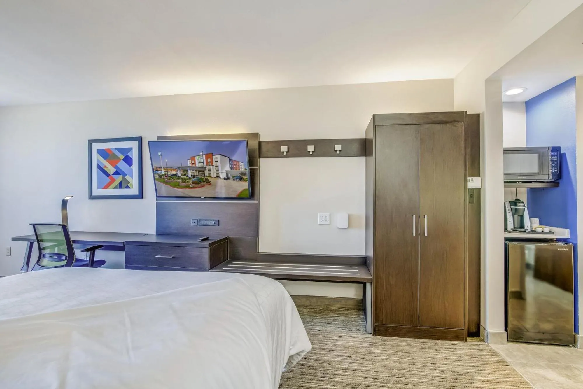 Bed in Holiday Inn Express & Suites Longview North by IHG