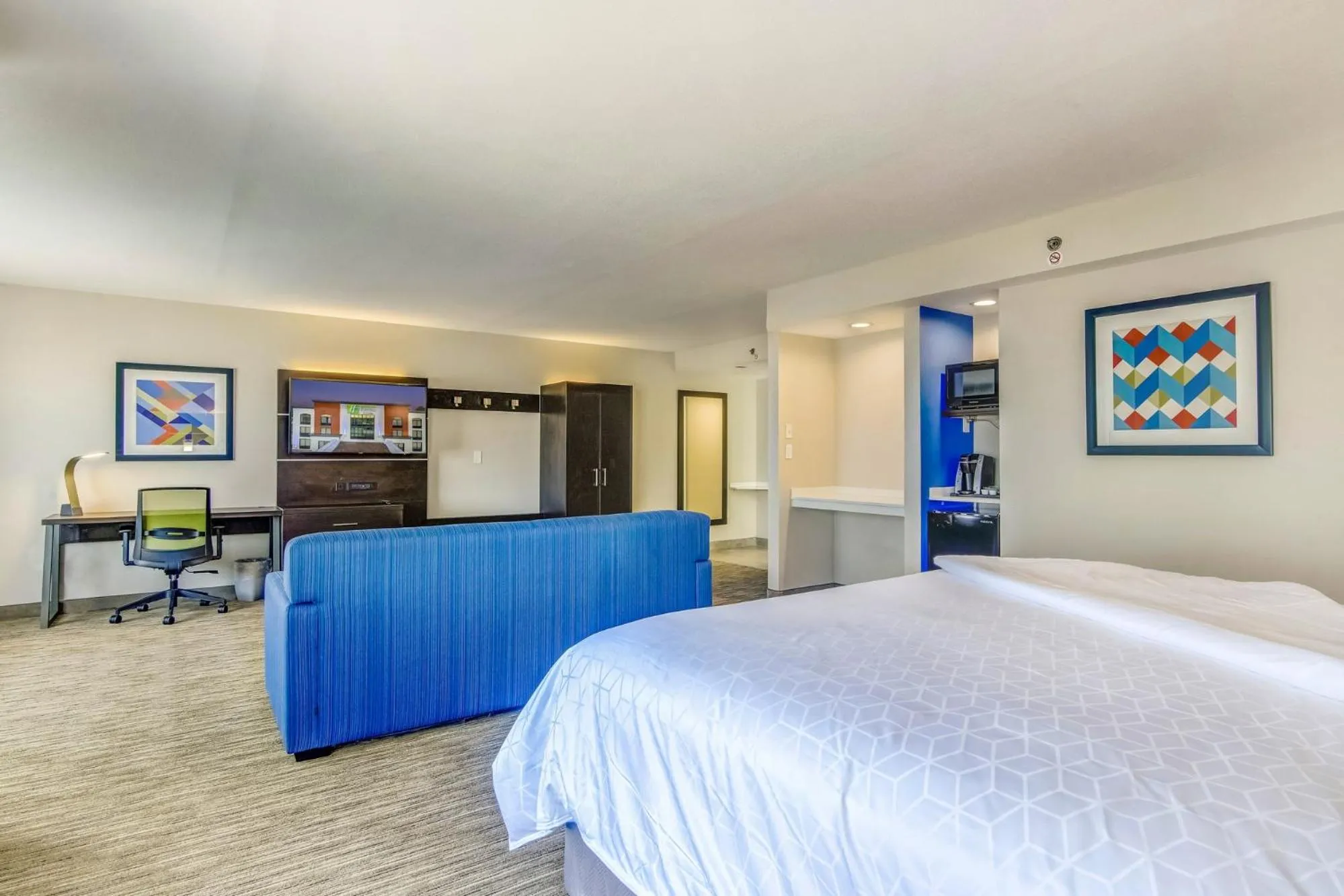 Bed in Holiday Inn Express & Suites Longview North by IHG