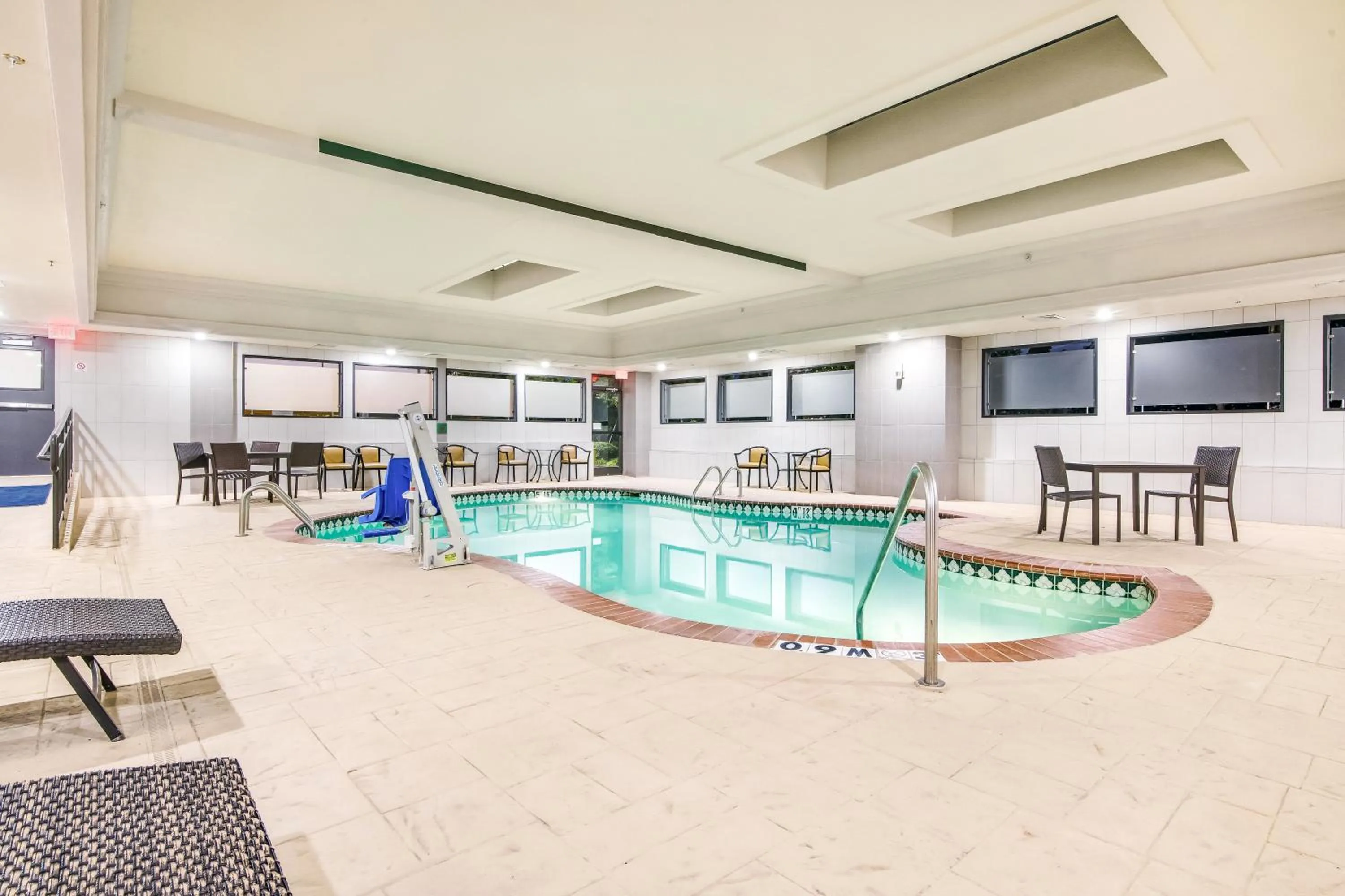 Swimming pool in Holiday Inn Express & Suites Longview North by IHG