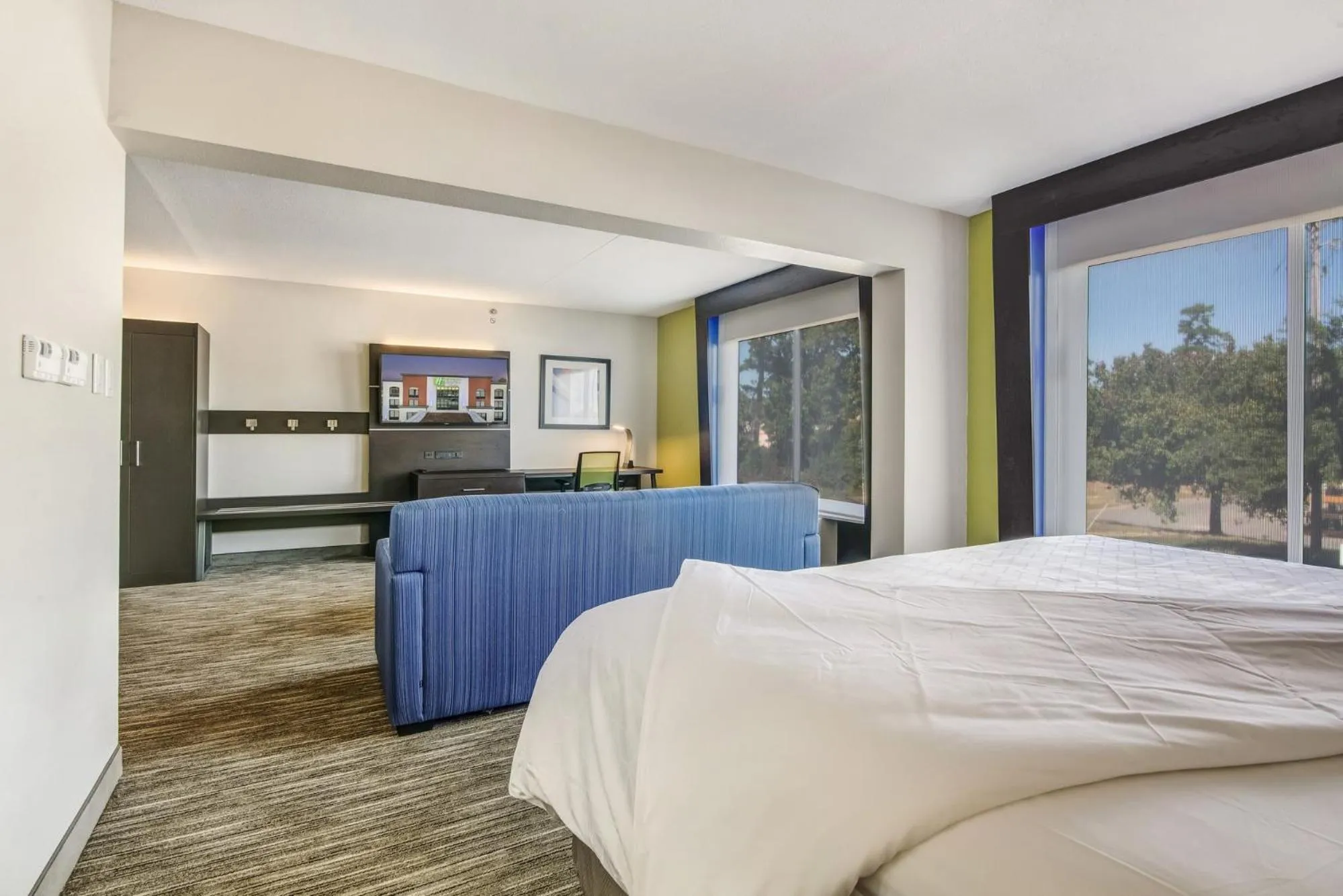 Bed in Holiday Inn Express & Suites Longview North by IHG